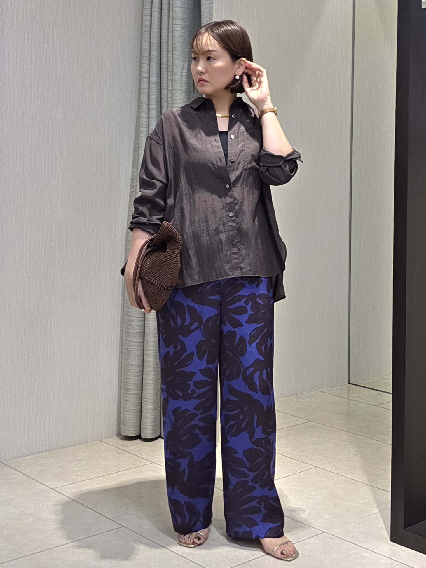 naokoさんの「UNTITLED｜【秋羽織り/肌に張り付きにくい】シルキータッチシアーシャツ」を使ったコーディネート