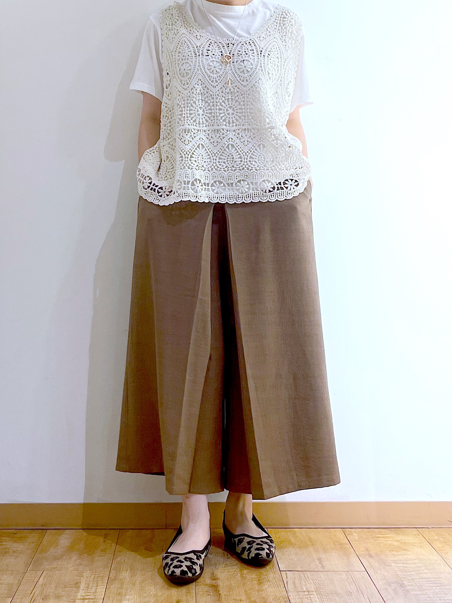 かのさんの「SHOO･LA･RUE｜【2点セット/体型カバー】瞬間レイヤードコーデが完成 クロシェ編みベスト+ロゴT」を使ったコーディネート