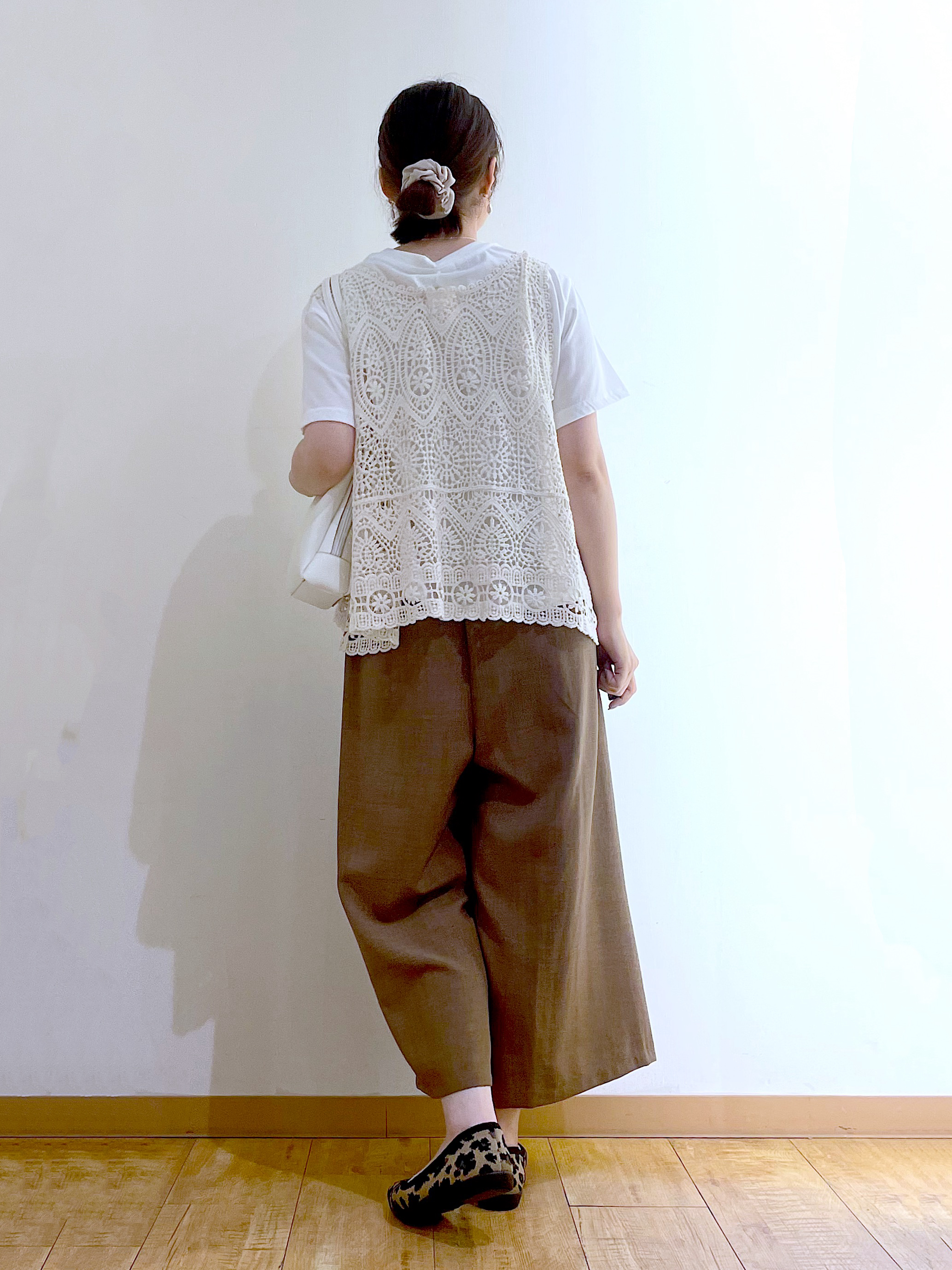 かのさんの「SHOO･LA･RUE｜【2点セット/体型カバー】瞬間レイヤードコーデが完成 クロシェ編みベスト+ロゴT」を使ったコーディネート