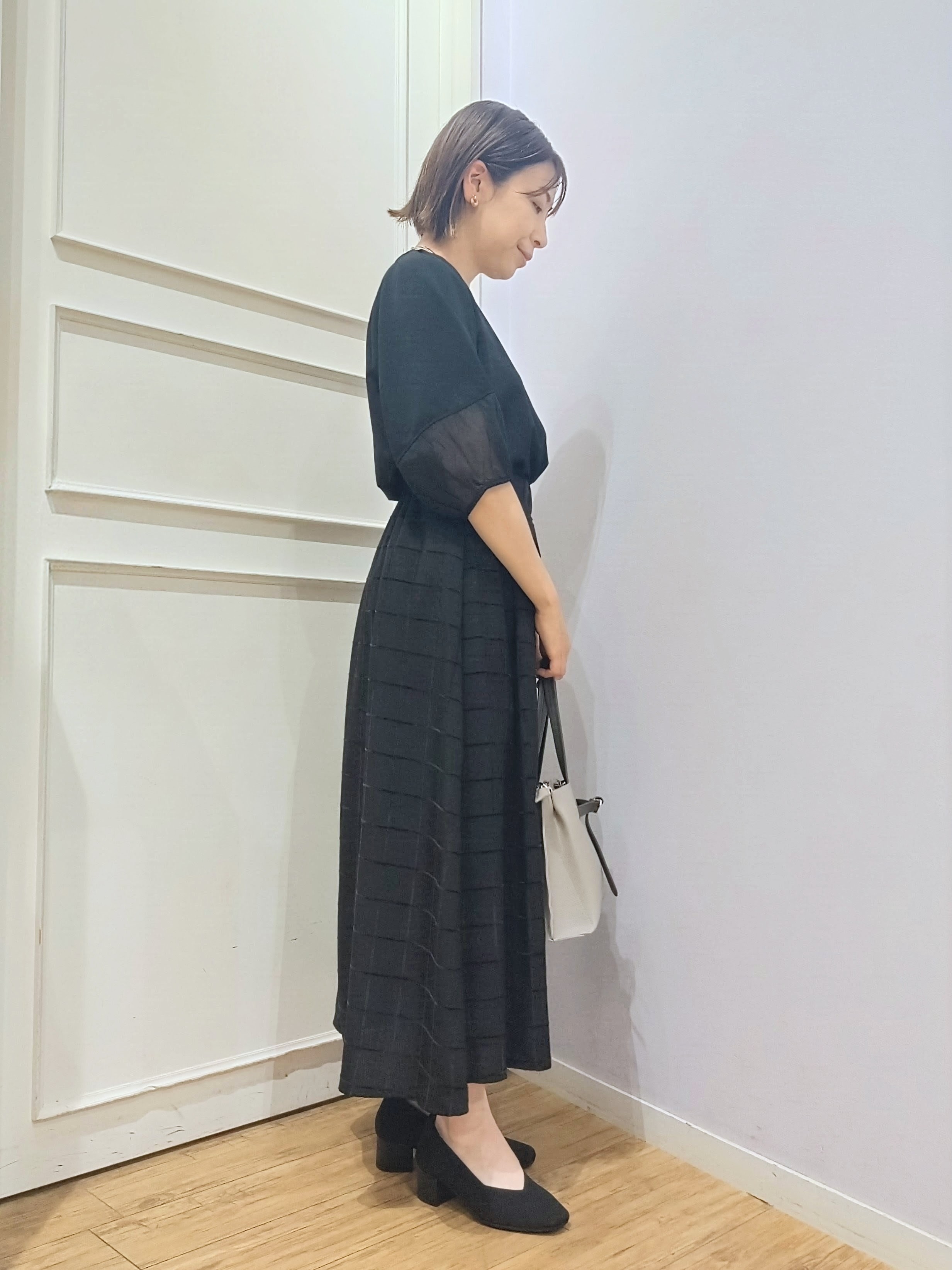 miomioさんの「SHOO･LA･RUE｜【洗濯機可/S-LL】ほんのり透ける 大人のお袖シアー切り替え　ラウンドネックプルオーバー」を使ったコーディネート