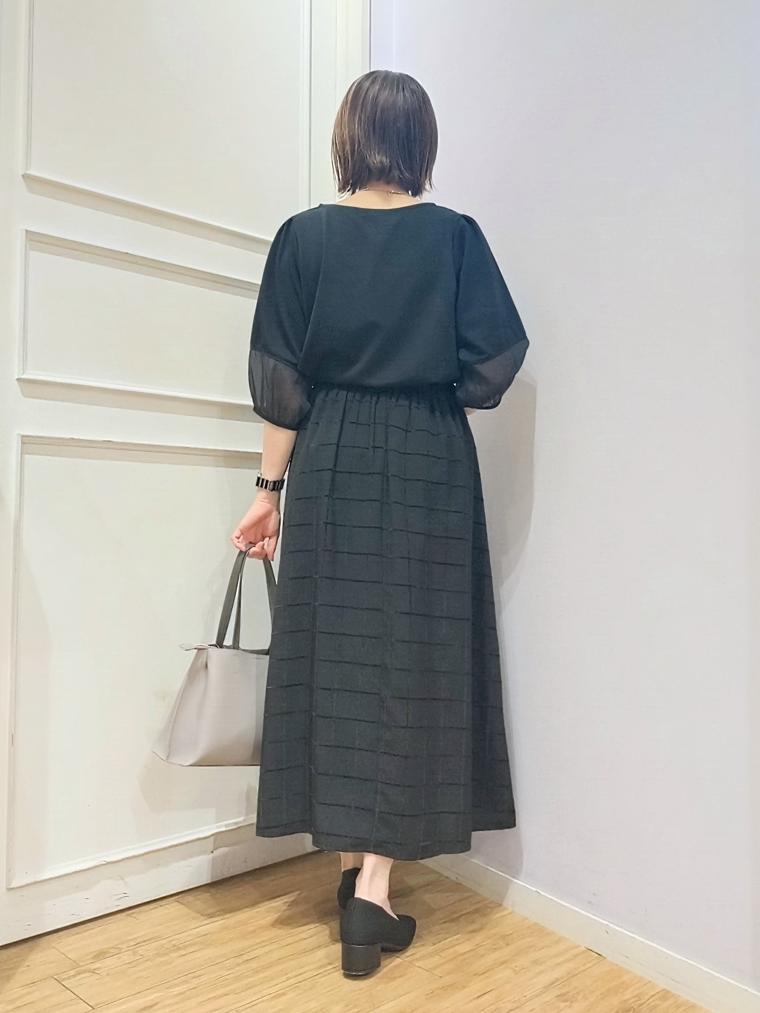 miomioさんの「SHOO･LA･RUE｜【洗濯機可/S-LL】ほんのり透ける 大人のお袖シアー切り替え　ラウンドネックプルオーバー」を使ったコーディネート