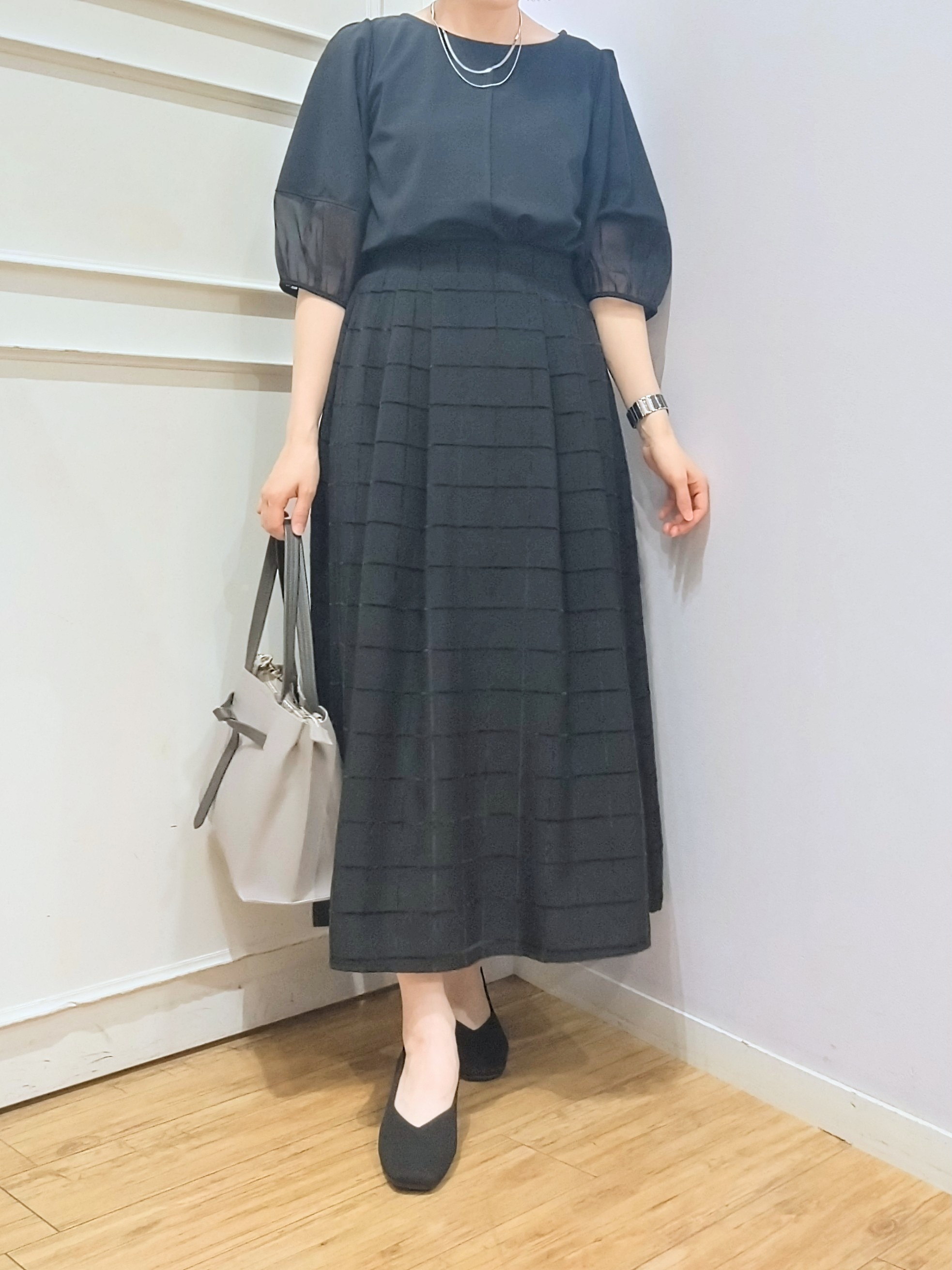 miomioさんの「SHOO･LA･RUE｜【洗濯機可/S-LL】ほんのり透ける 大人のお袖シアー切り替え　ラウンドネックプルオーバー」を使ったコーディネート