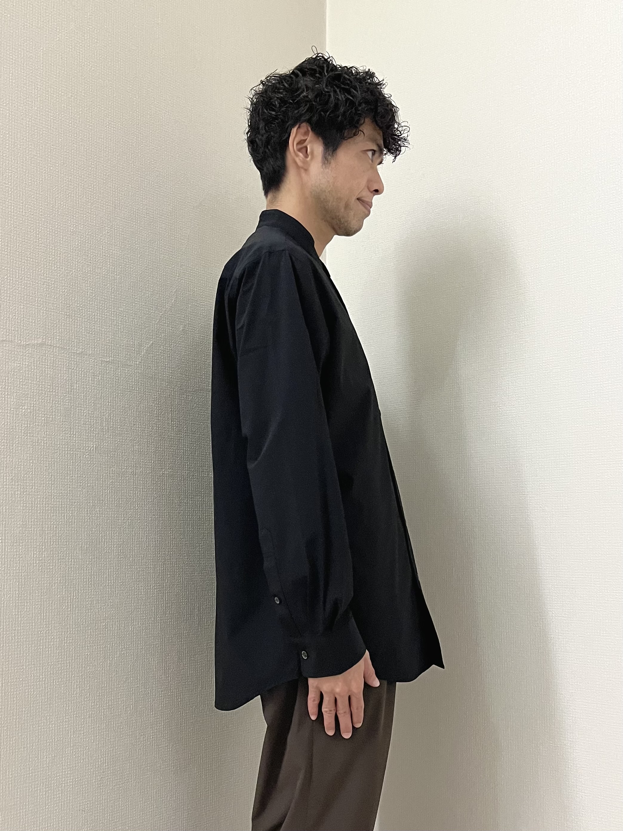 URAさんの「TAKEO KIKUCHI｜3Dナイロンストレッチ バンドカラーシャツ」を使ったコーディネート