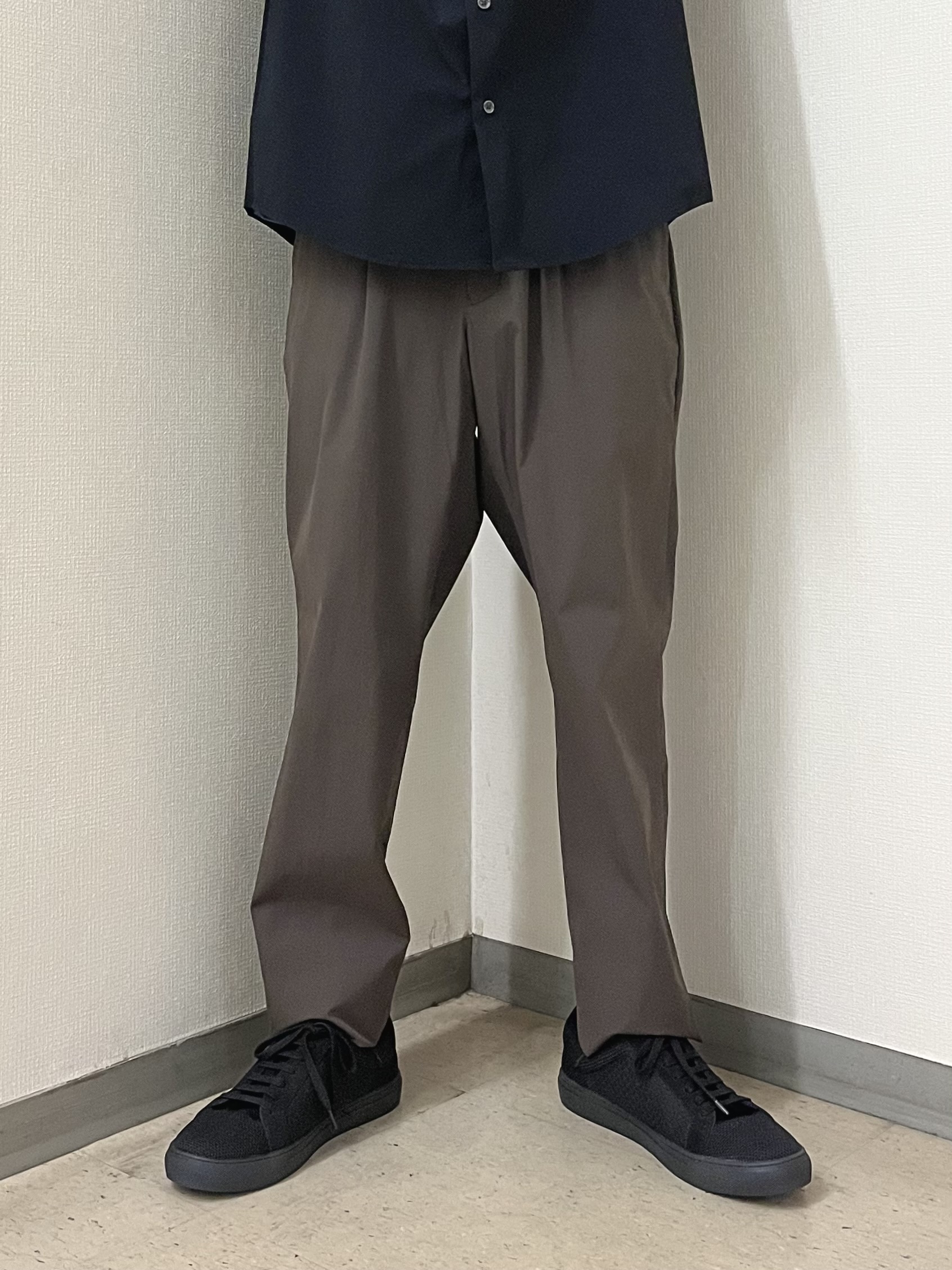 URAさんの「TAKEO KIKUCHI｜3Dナイロンストレッチ バンドカラーシャツ」を使ったコーディネート