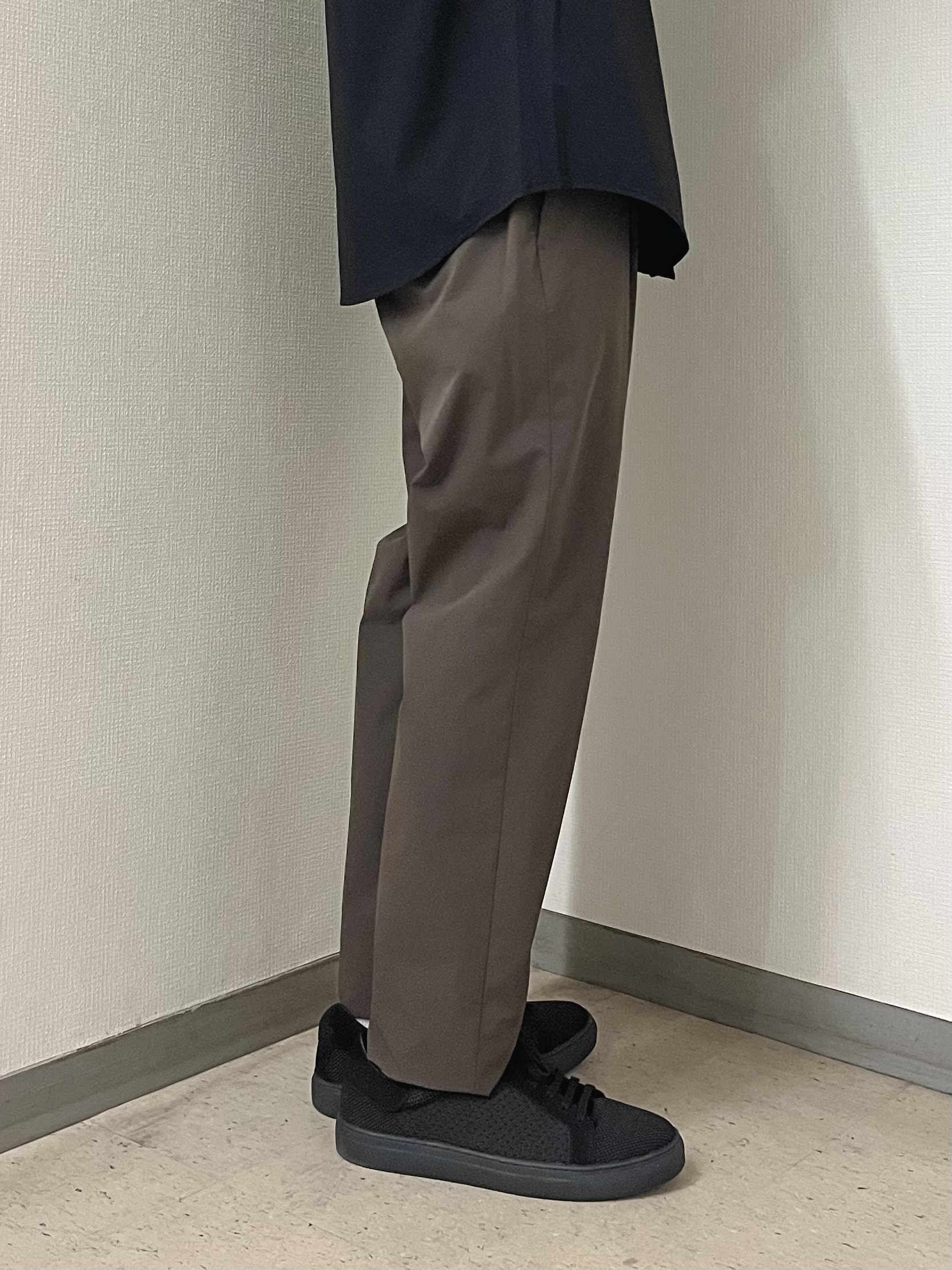 URAさんの「TAKEO KIKUCHI｜3Dナイロンストレッチ バンドカラーシャツ」を使ったコーディネート