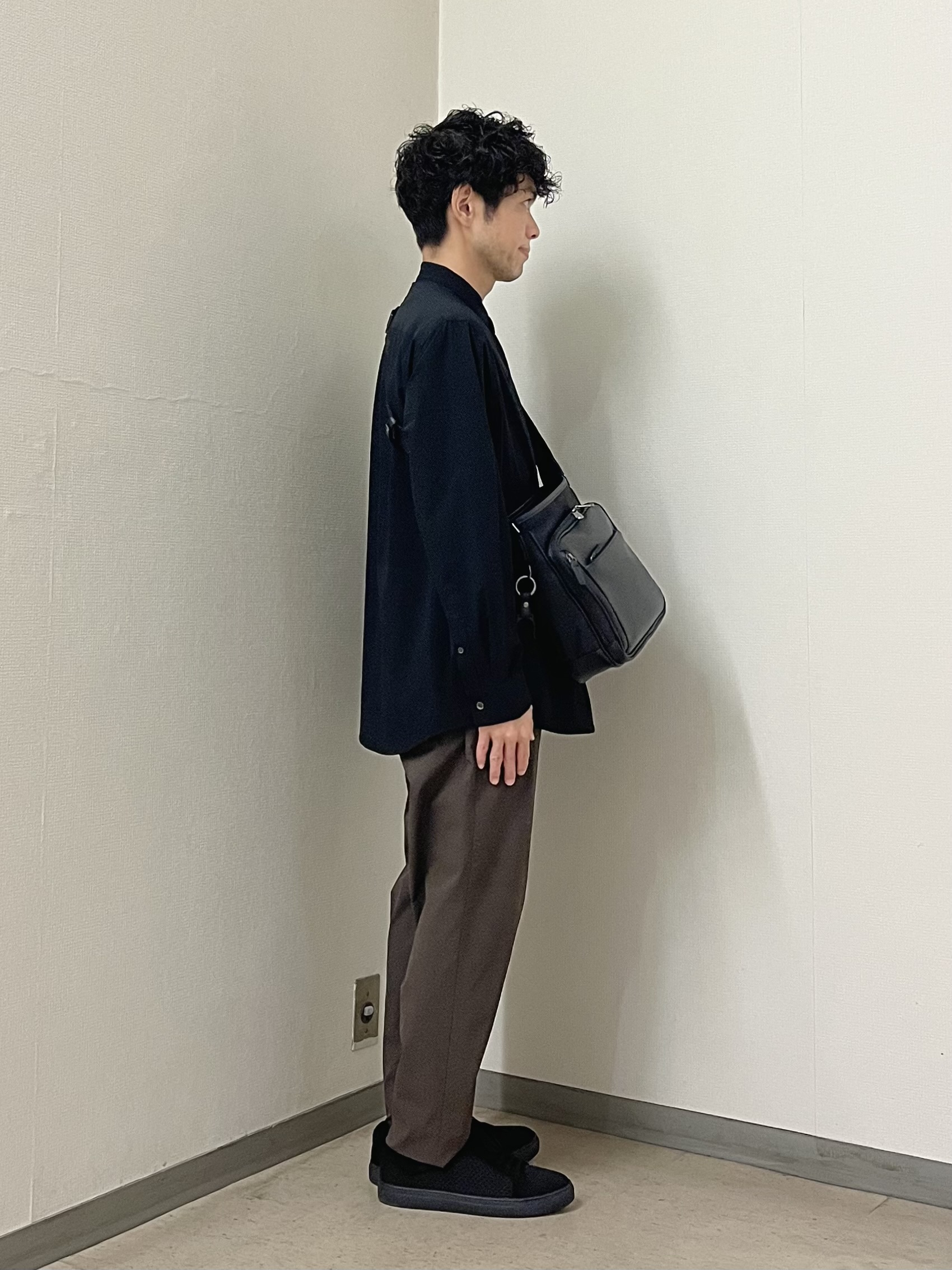 URAさんの「TAKEO KIKUCHI｜3Dナイロンストレッチ バンドカラーシャツ」を使ったコーディネート