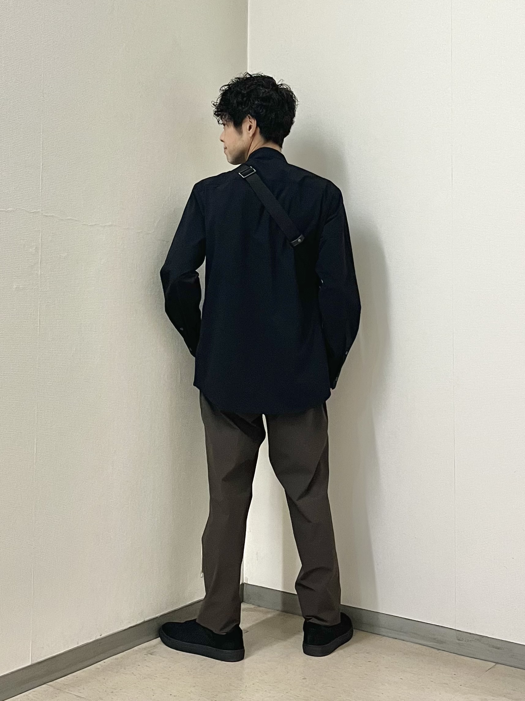URAさんの「TAKEO KIKUCHI｜3Dナイロンストレッチ バンドカラーシャツ」を使ったコーディネート