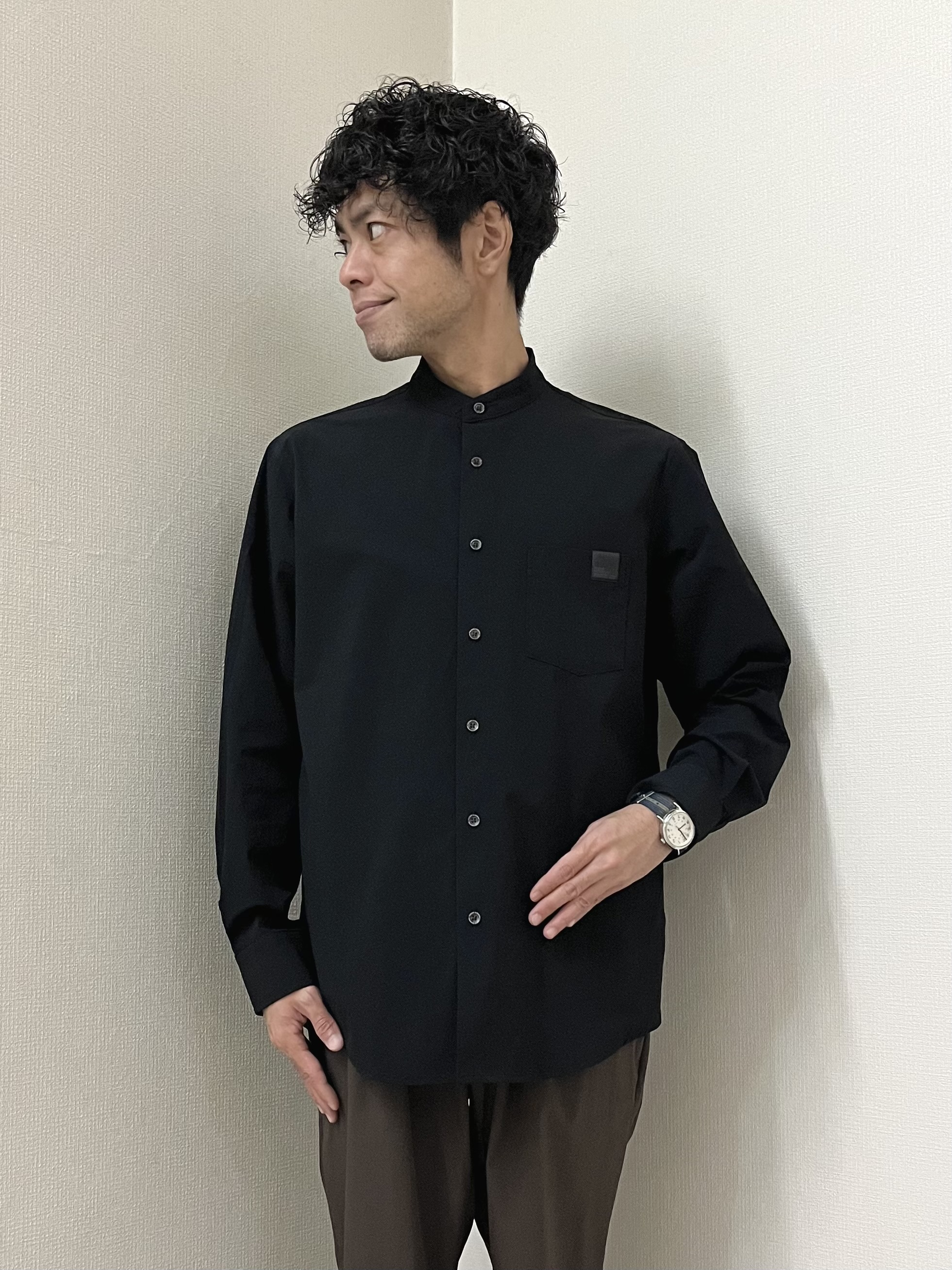 URAさんの「TAKEO KIKUCHI｜3Dナイロンストレッチ バンドカラーシャツ」を使ったコーディネート