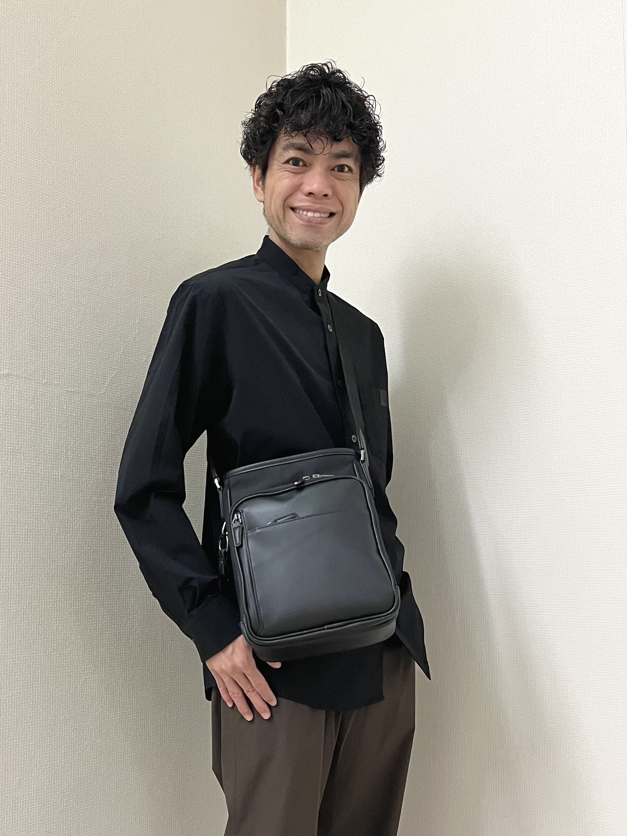 URAさんの「TAKEO KIKUCHI｜3Dナイロンストレッチ バンドカラーシャツ」を使ったコーディネート