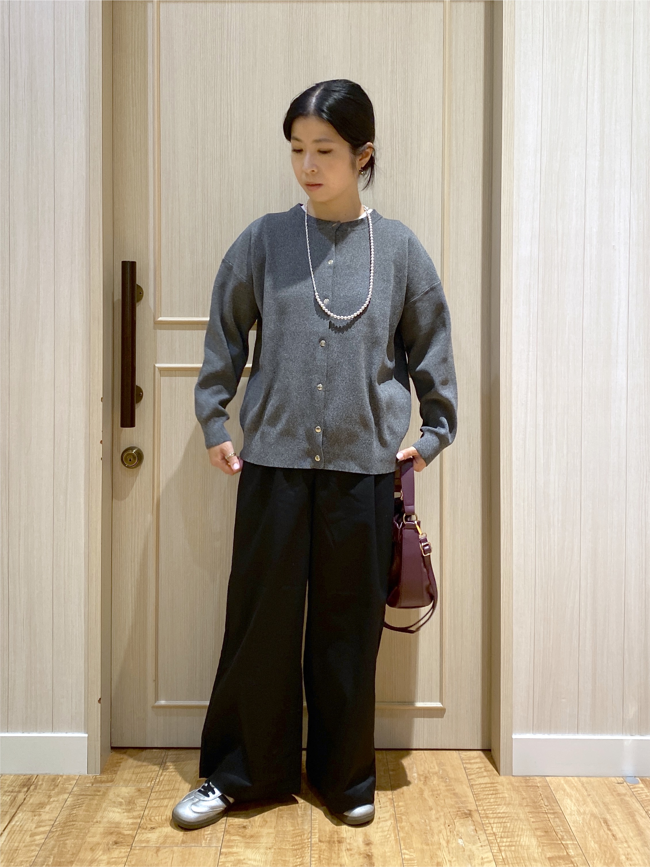 ERIさんの「SHOO･LA･RUE｜【セットアップ可/洗濯機可】軽やかに羽織れる スポンディッシュ ニットカーディガン」を使ったコーディネート
