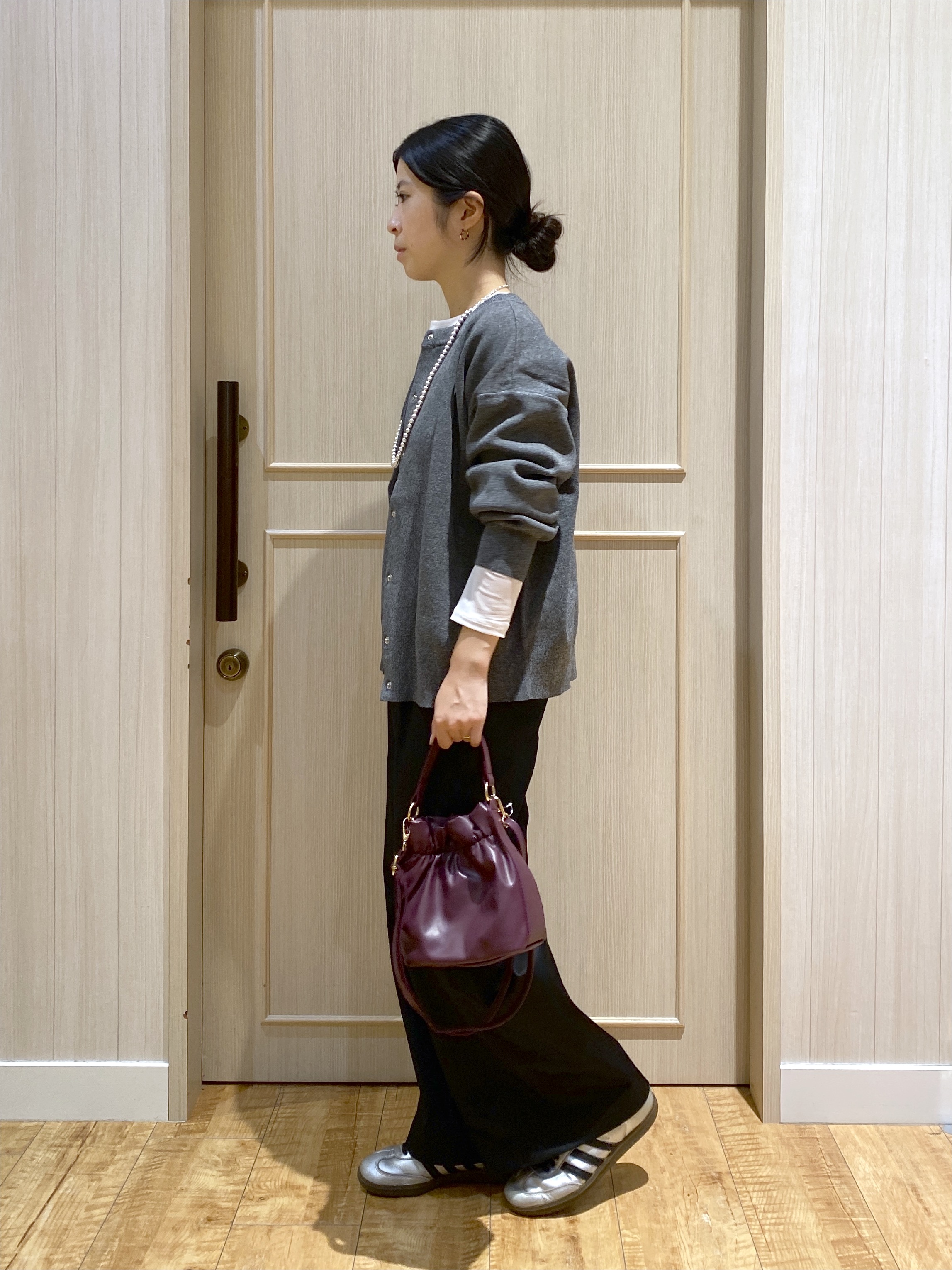 ERIさんの「SHOO･LA･RUE｜【セットアップ可/洗濯機可】軽やかに羽織れる スポンディッシュ ニットカーディガン」を使ったコーディネート