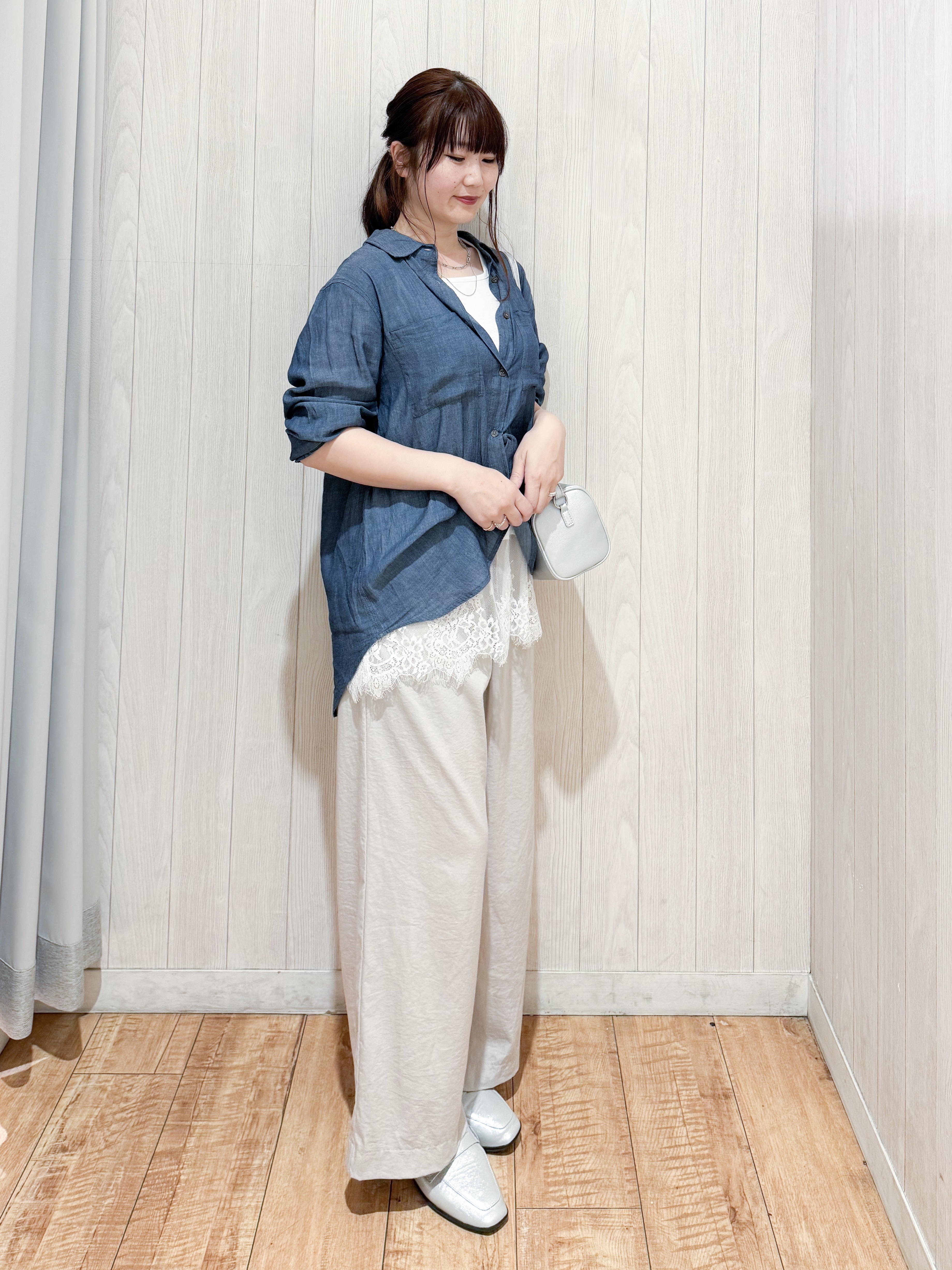 愛さんの「SHOO･LA･RUE｜【綿100%/UV/S-LL/体型カバー】ヒップが隠せる 柔らかシアーデニムシャツ」を使ったコーディネート