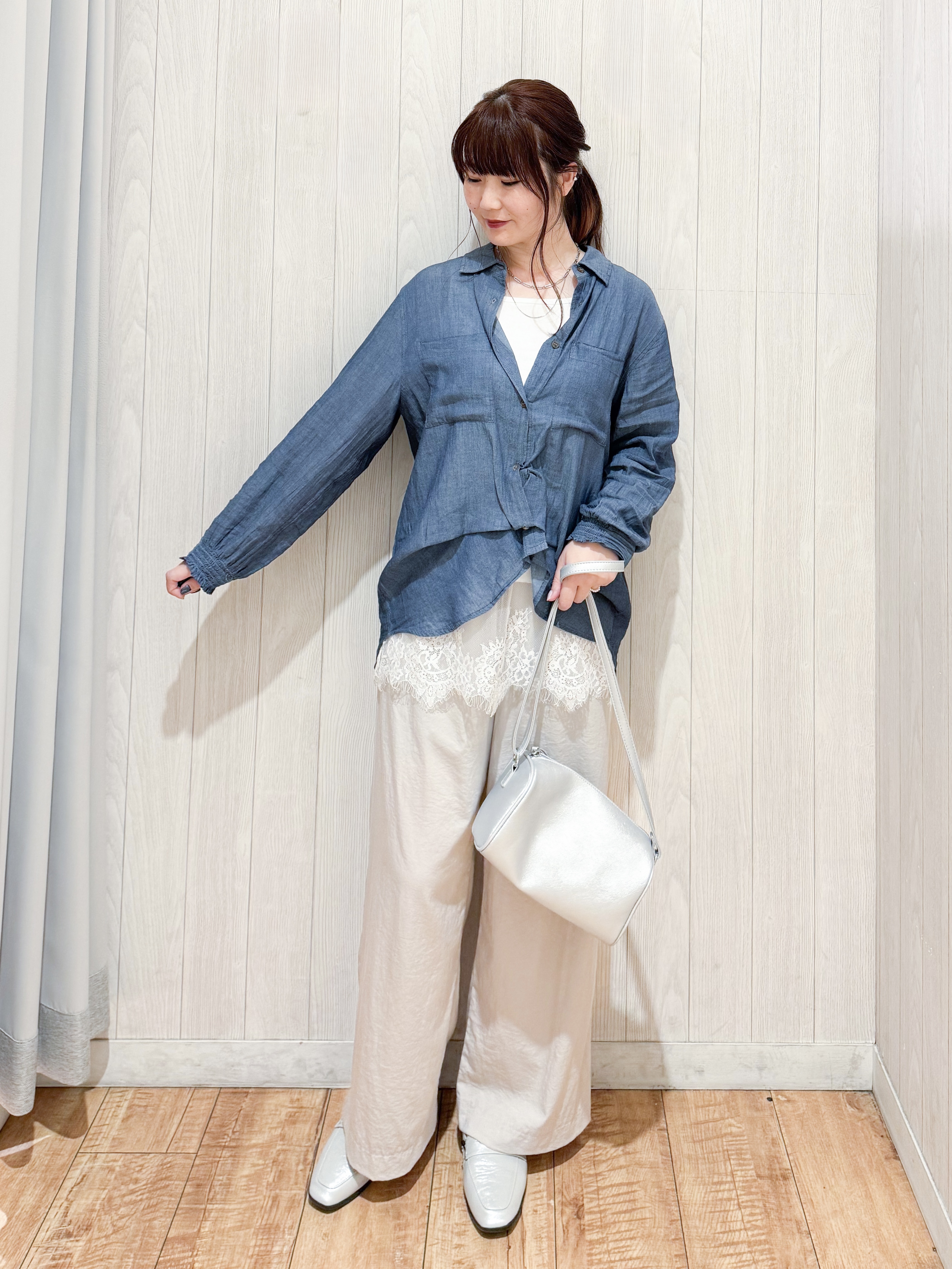 愛さんの「SHOO･LA･RUE｜【綿100%/UV/S-LL/体型カバー】ヒップが隠せる 柔らかシアーデニムシャツ」を使ったコーディネート