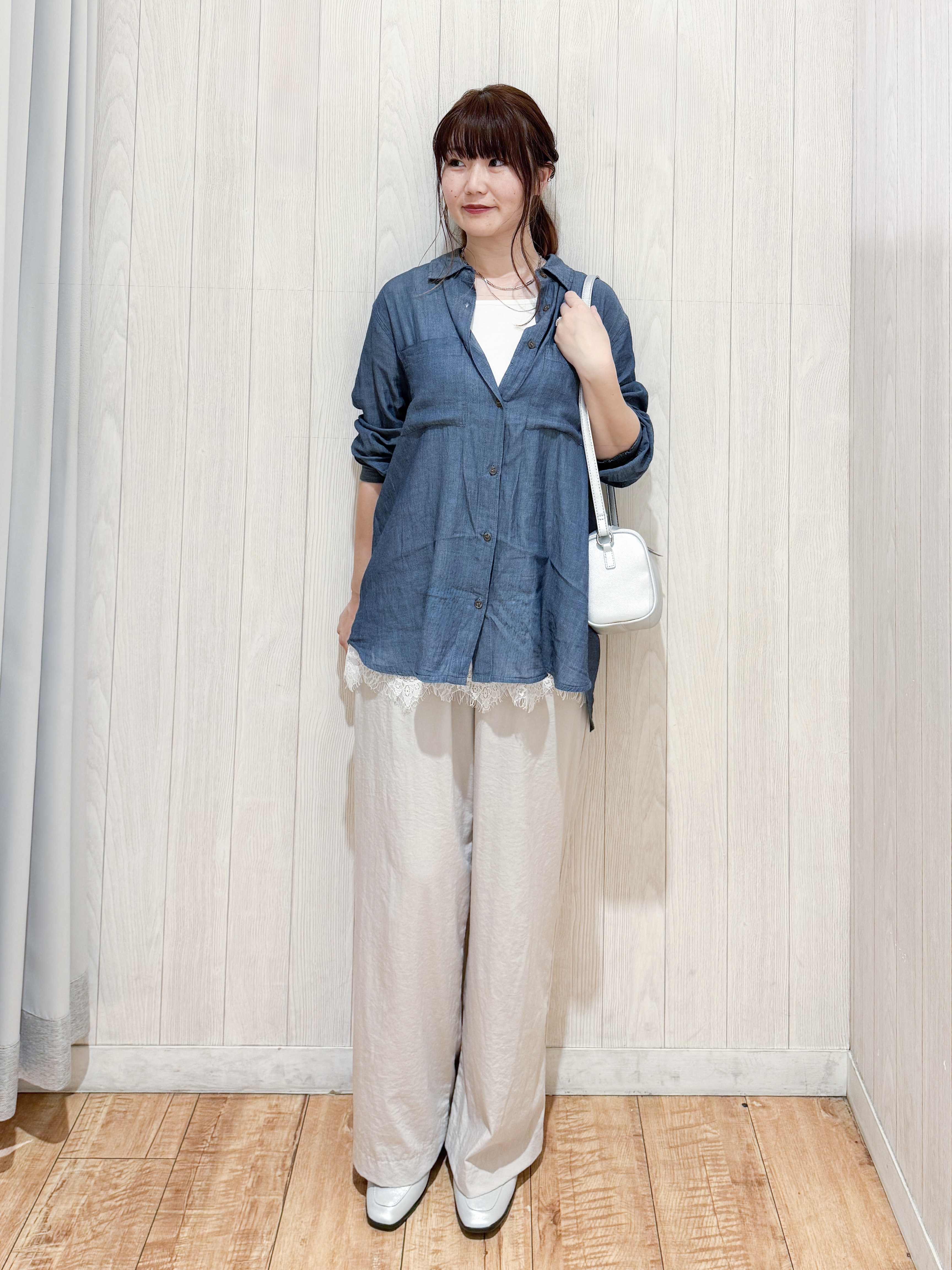 愛さんの「SHOO･LA･RUE｜【綿100%/UV/S-LL/体型カバー】ヒップが隠せる 柔らかシアーデニムシャツ」を使ったコーディネート