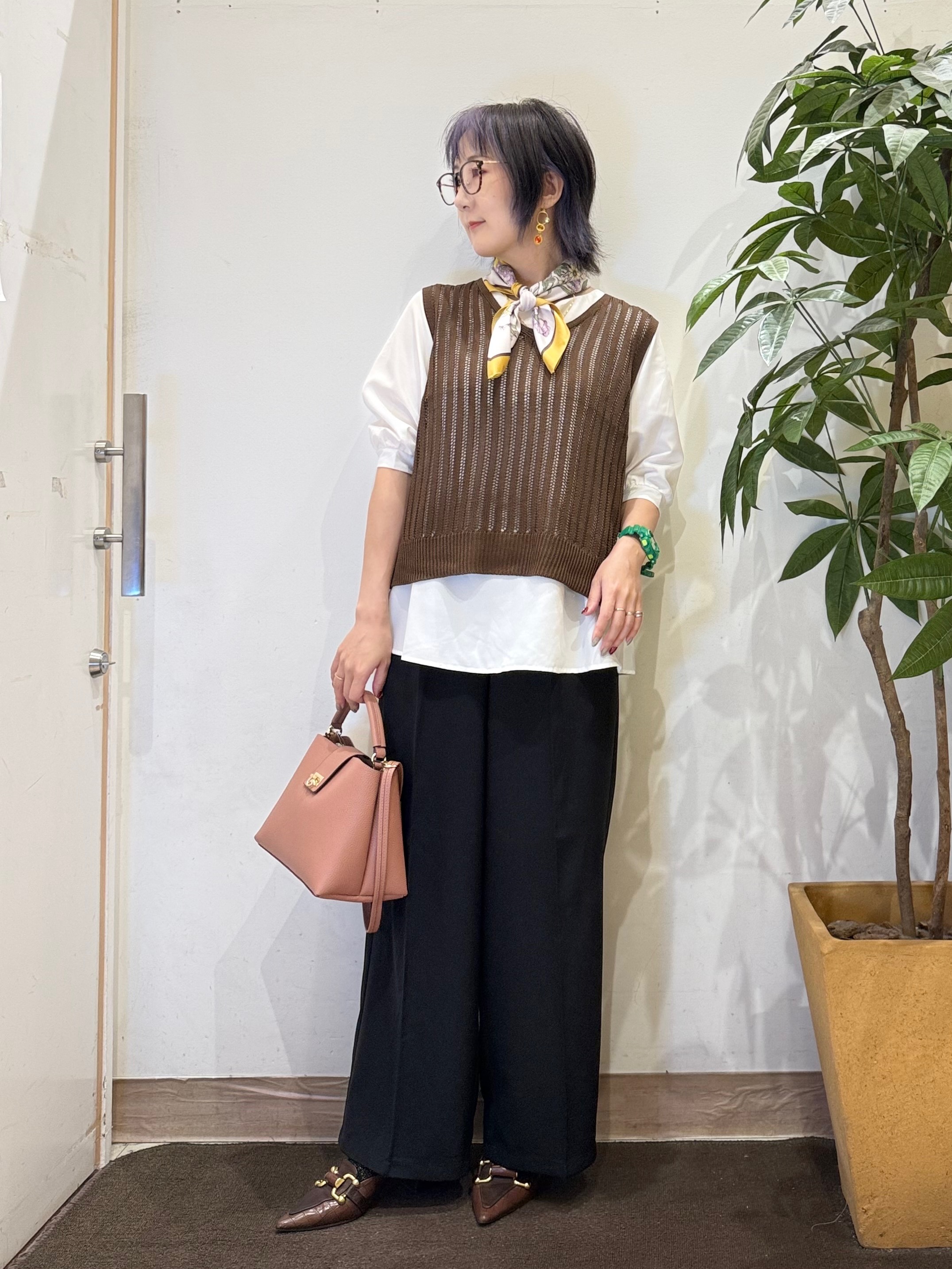 misakiさんの「SHOO･LA･RUE｜【2点セット/洗濯機可/S-LL】透かし編みニットベスト＋5分袖シャツ」を使ったコーディネート