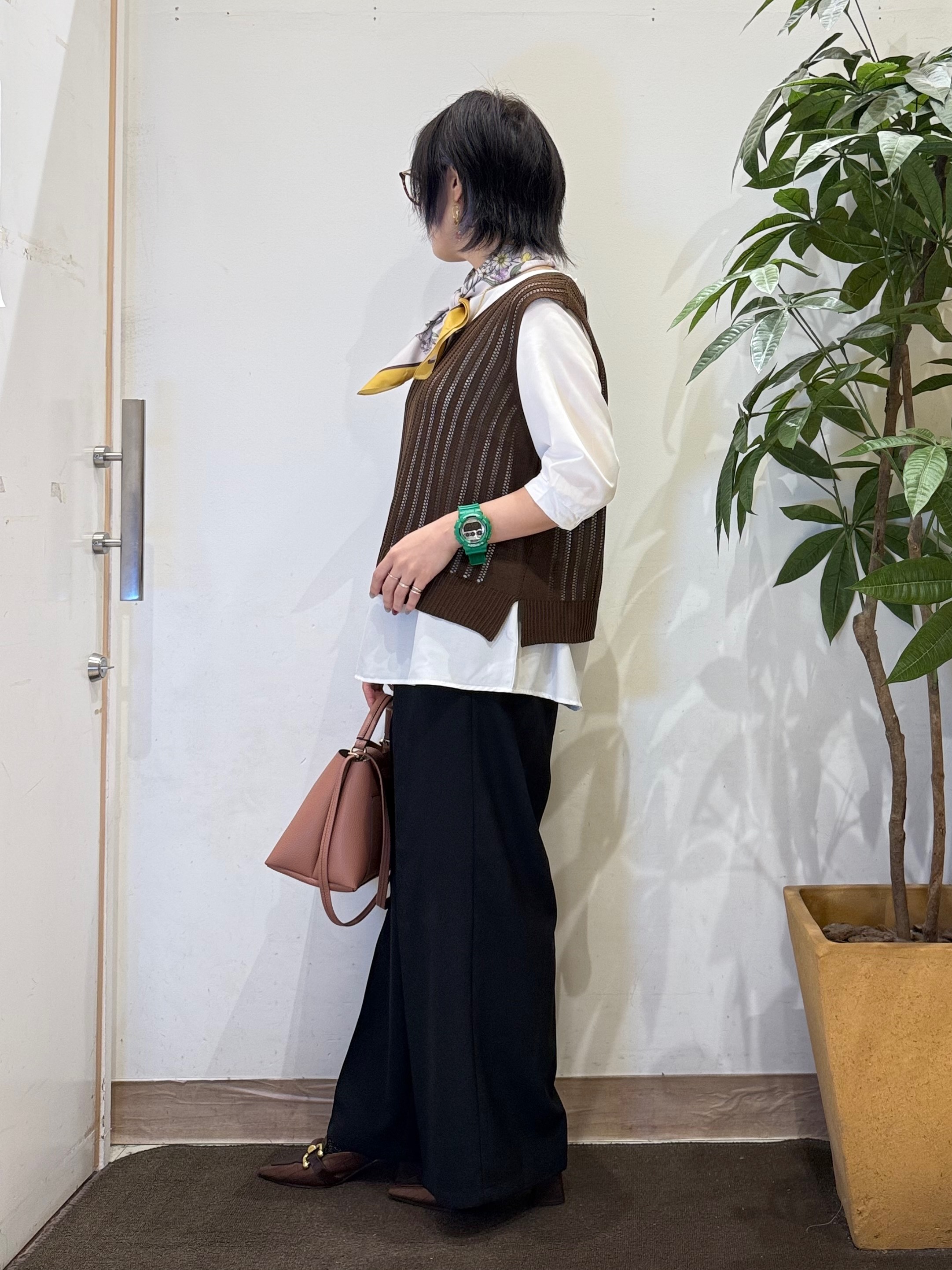 misakiさんの「SHOO･LA･RUE｜【2点セット/洗濯機可/S-LL】透かし編みニットベスト＋5分袖シャツ」を使ったコーディネート