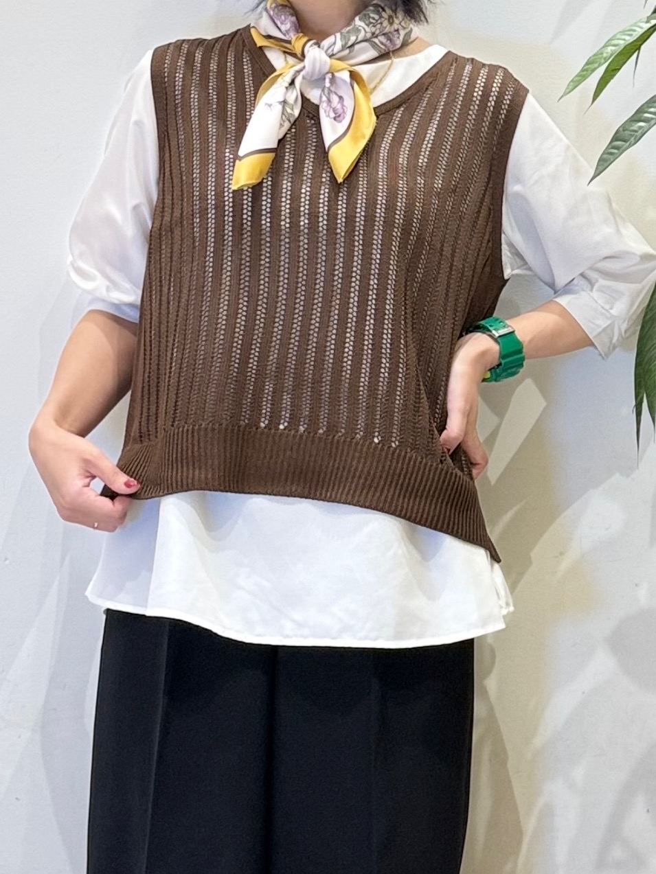 misakiさんの「SHOO･LA･RUE｜【2点セット/洗濯機可/S-LL】透かし編みニットベスト＋5分袖シャツ」を使ったコーディネート