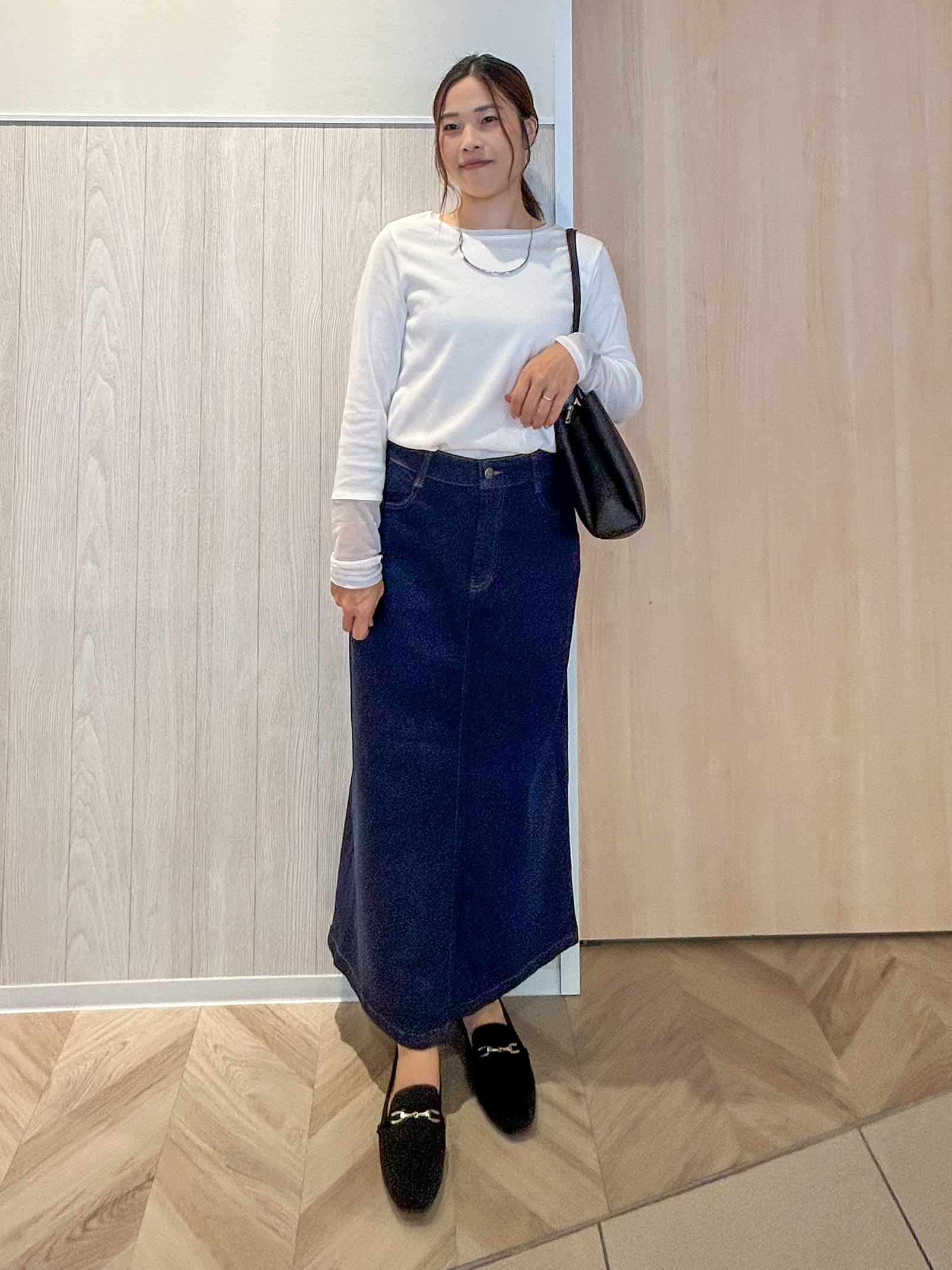 tomoさんの「SHOO･LA･RUE｜【洗濯後しわになりにくい/S-LL】キーネック金ボタンポケットシャツ」を使ったコーディネート
