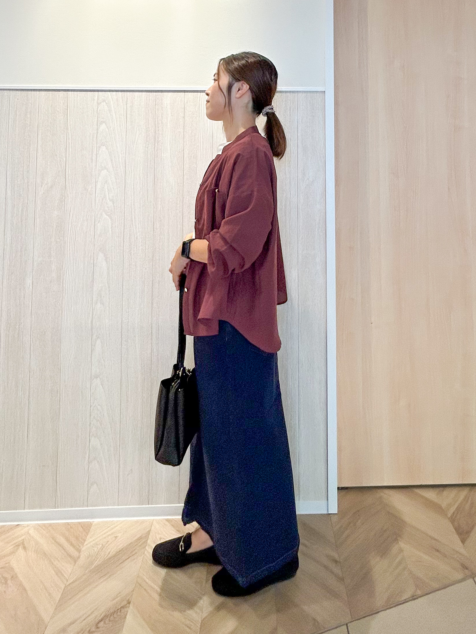 tomoさんの「SHOO･LA･RUE｜【洗濯後しわになりにくい/S-LL】キーネック金ボタンポケットシャツ」を使ったコーディネート