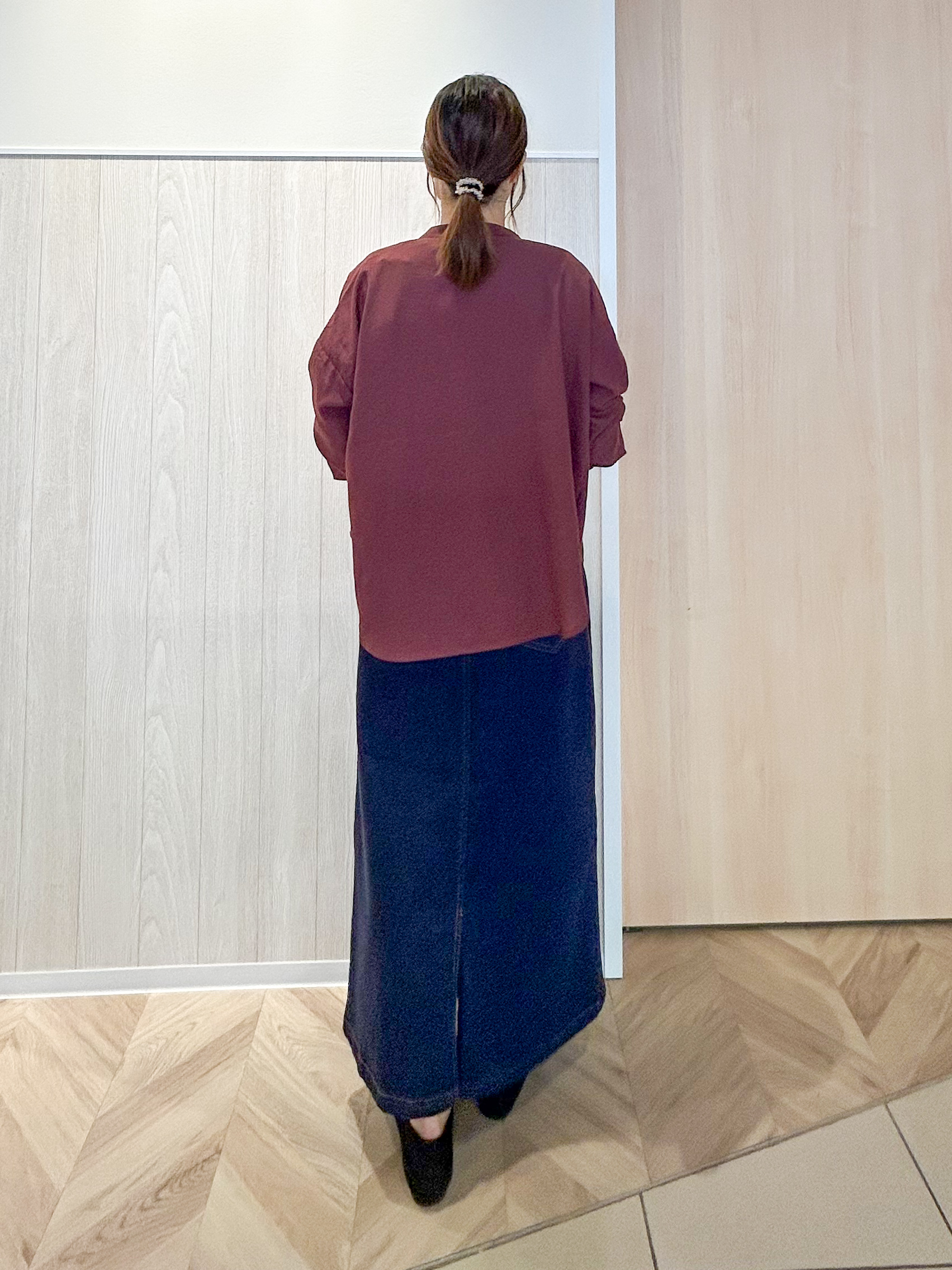 tomoさんの「SHOO･LA･RUE｜【洗濯後しわになりにくい/S-LL】キーネック金ボタンポケットシャツ」を使ったコーディネート
