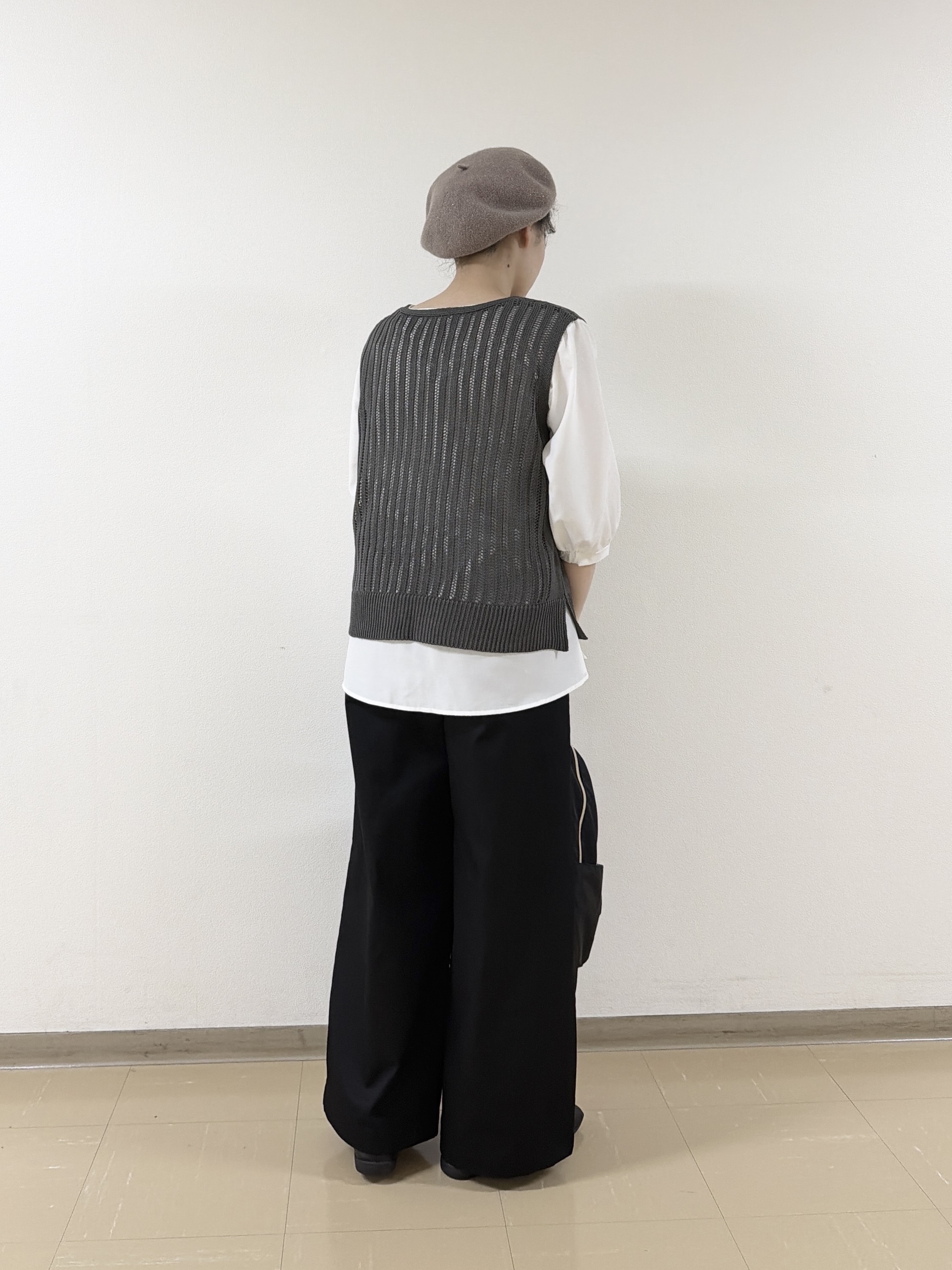 あんづさんの「SHOO･LA･RUE｜【2点セット/洗濯機可/S-LL】透かし編みニットベスト＋5分袖シャツ」を使ったコーディネート