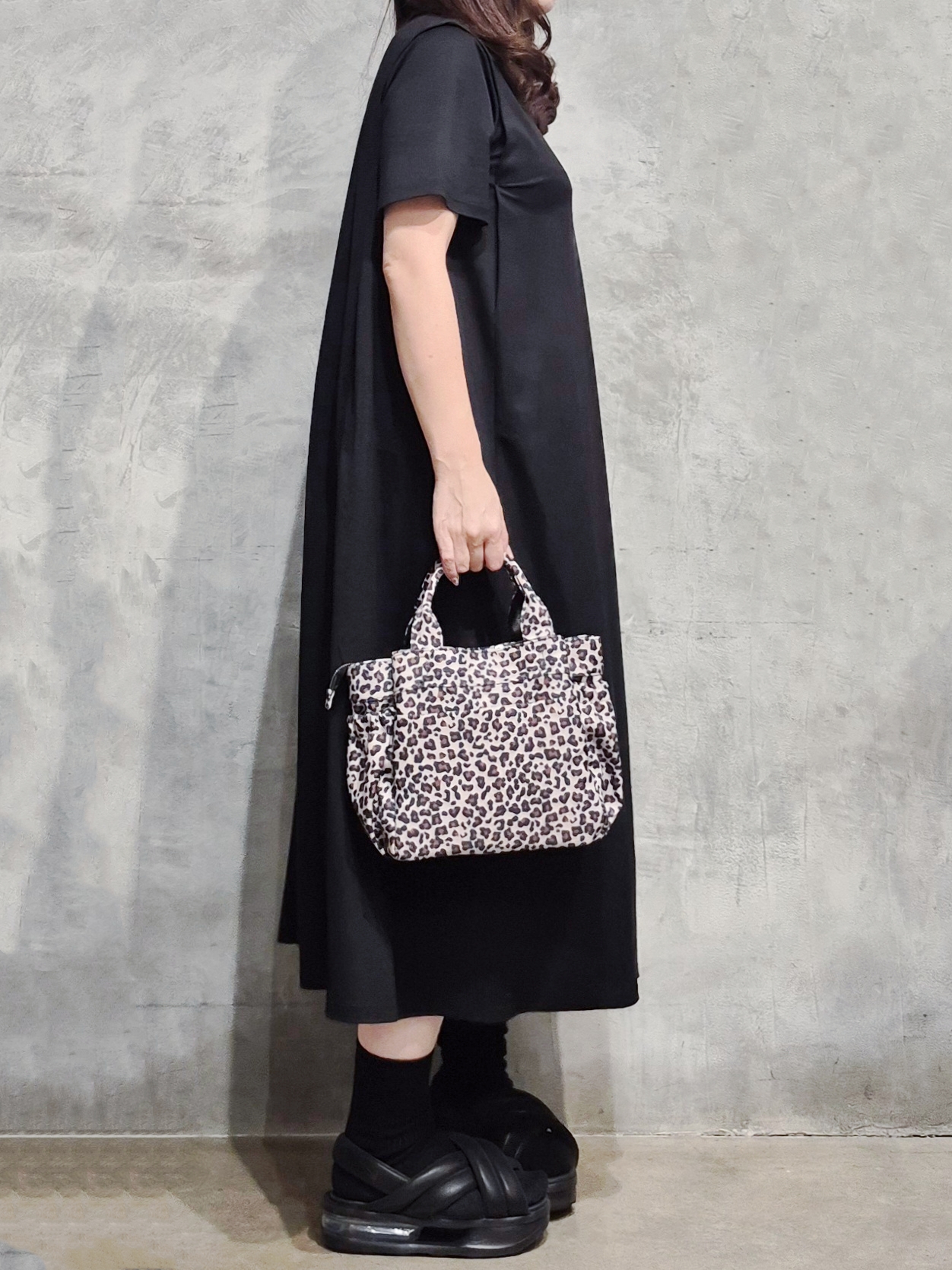 ひさえさんの「THE SHOP TK｜【ひんやり/体型カバー】肩タックデザイン サックワンピース」を使ったコーディネート