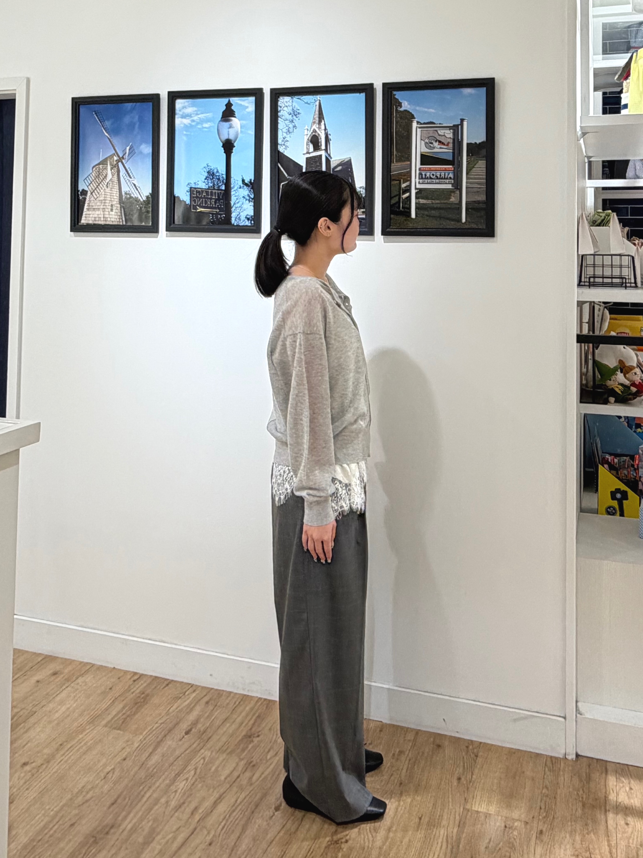 秦美里さんの「Dessin｜ペーパータッチ クルーネックカーディガン」を使ったコーディネート