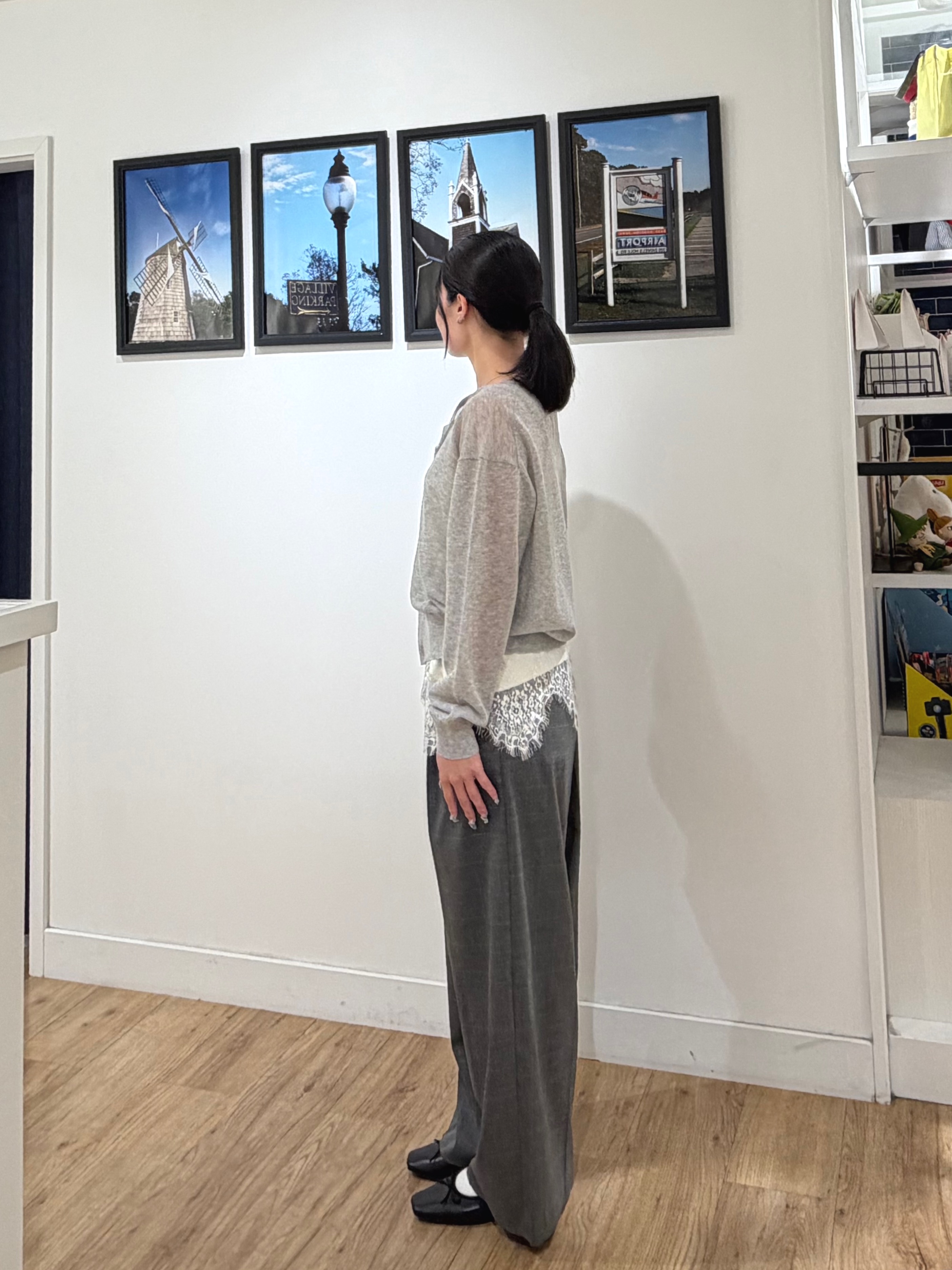 秦美里さんの「Dessin｜ペーパータッチ クルーネックカーディガン」を使ったコーディネート