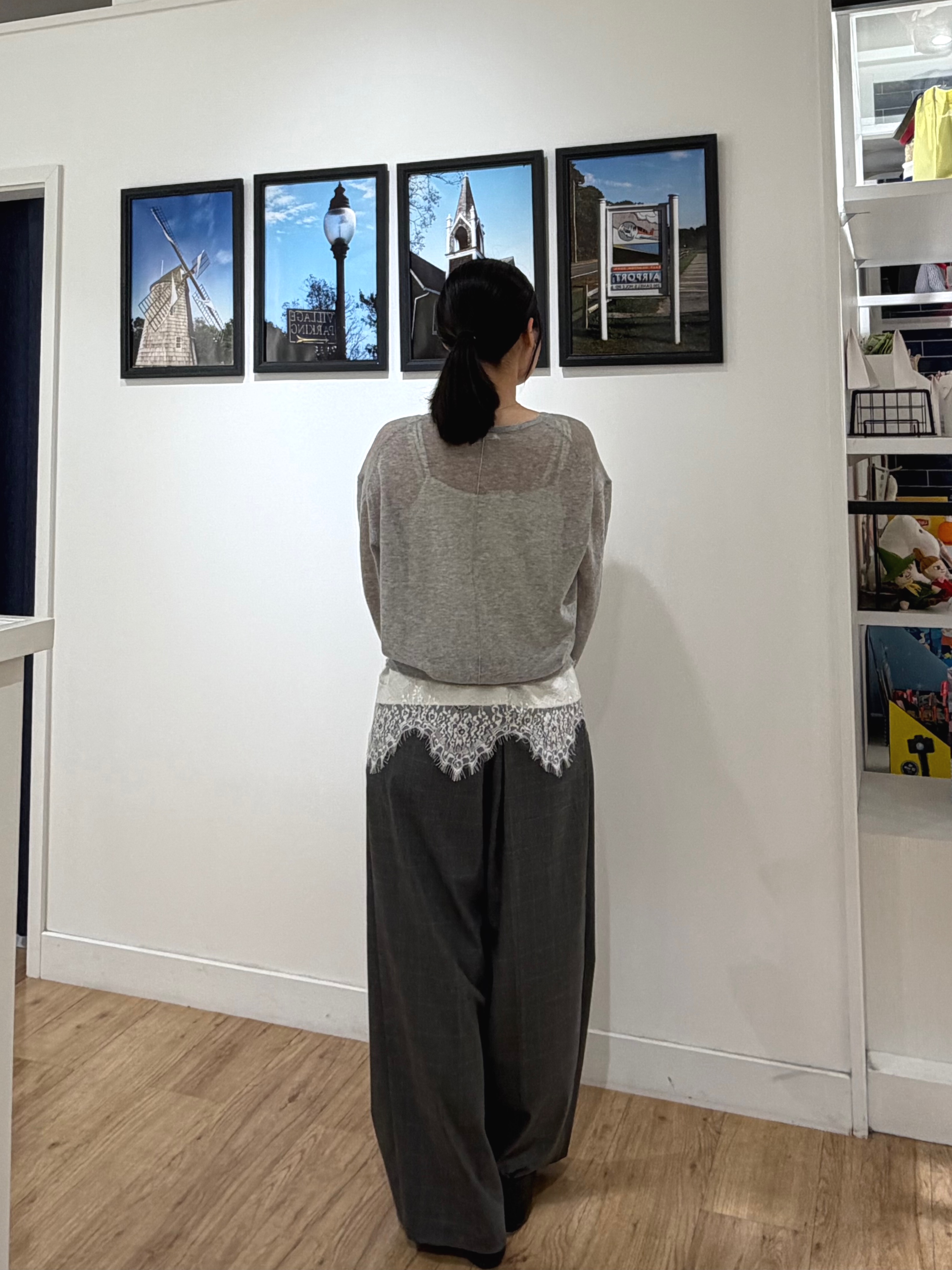 秦美里さんの「Dessin｜ペーパータッチ クルーネックカーディガン」を使ったコーディネート