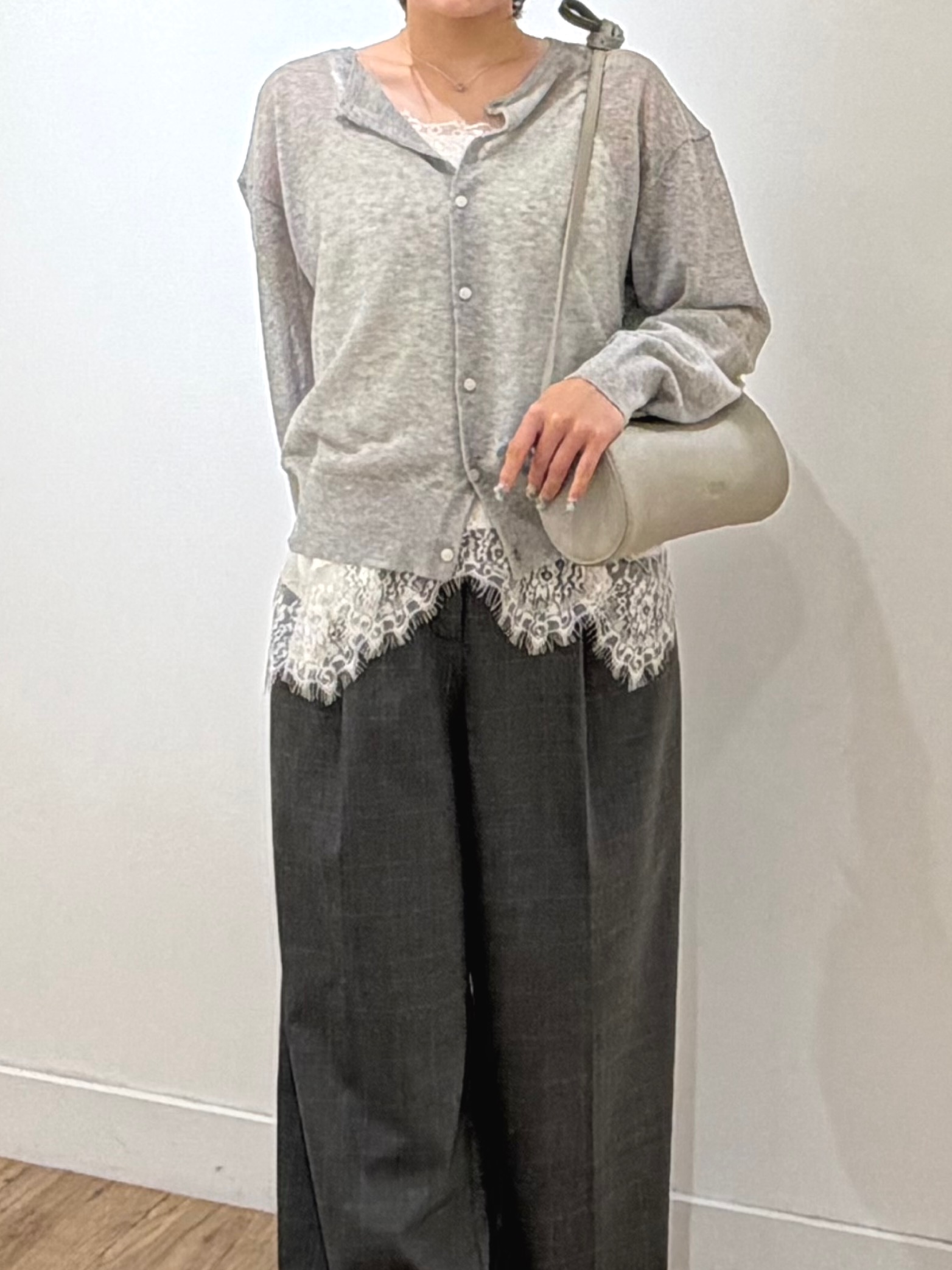 秦美里さんの「Dessin｜ペーパータッチ クルーネックカーディガン」を使ったコーディネート