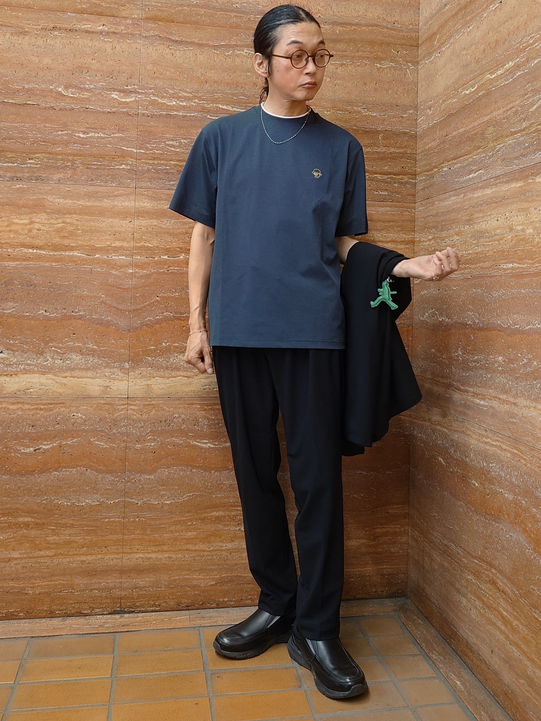 かしげるさんの「TAKEO KIKUCHI｜【汗染み軽減/接触冷感】フェイクレイヤード ワンポイント刺繍Ｔシャツ」を使ったコーディネート