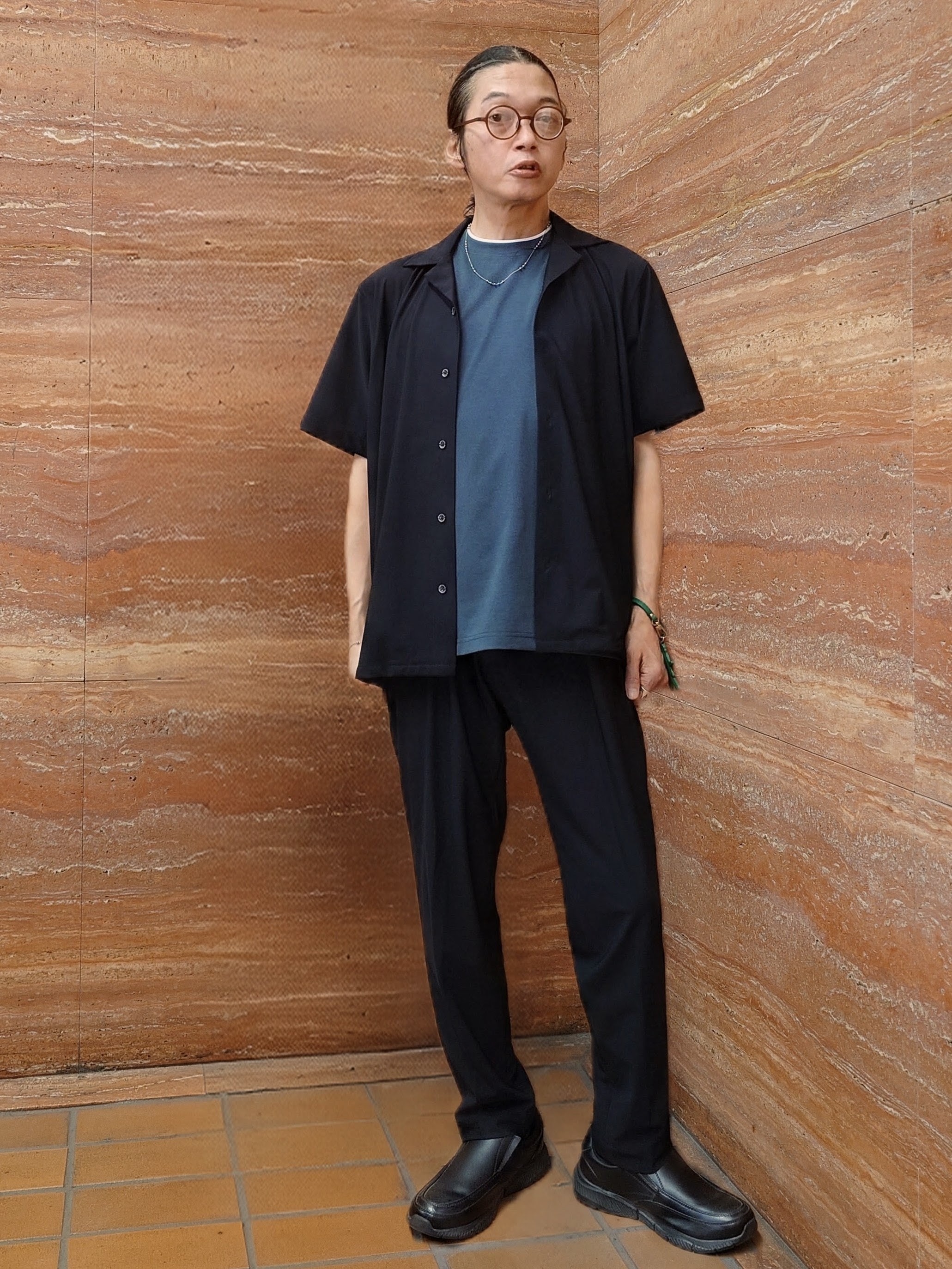 かしげるさんの「TAKEO KIKUCHI｜【汗染み軽減/接触冷感】フェイクレイヤード ワンポイント刺繍Ｔシャツ」を使ったコーディネート