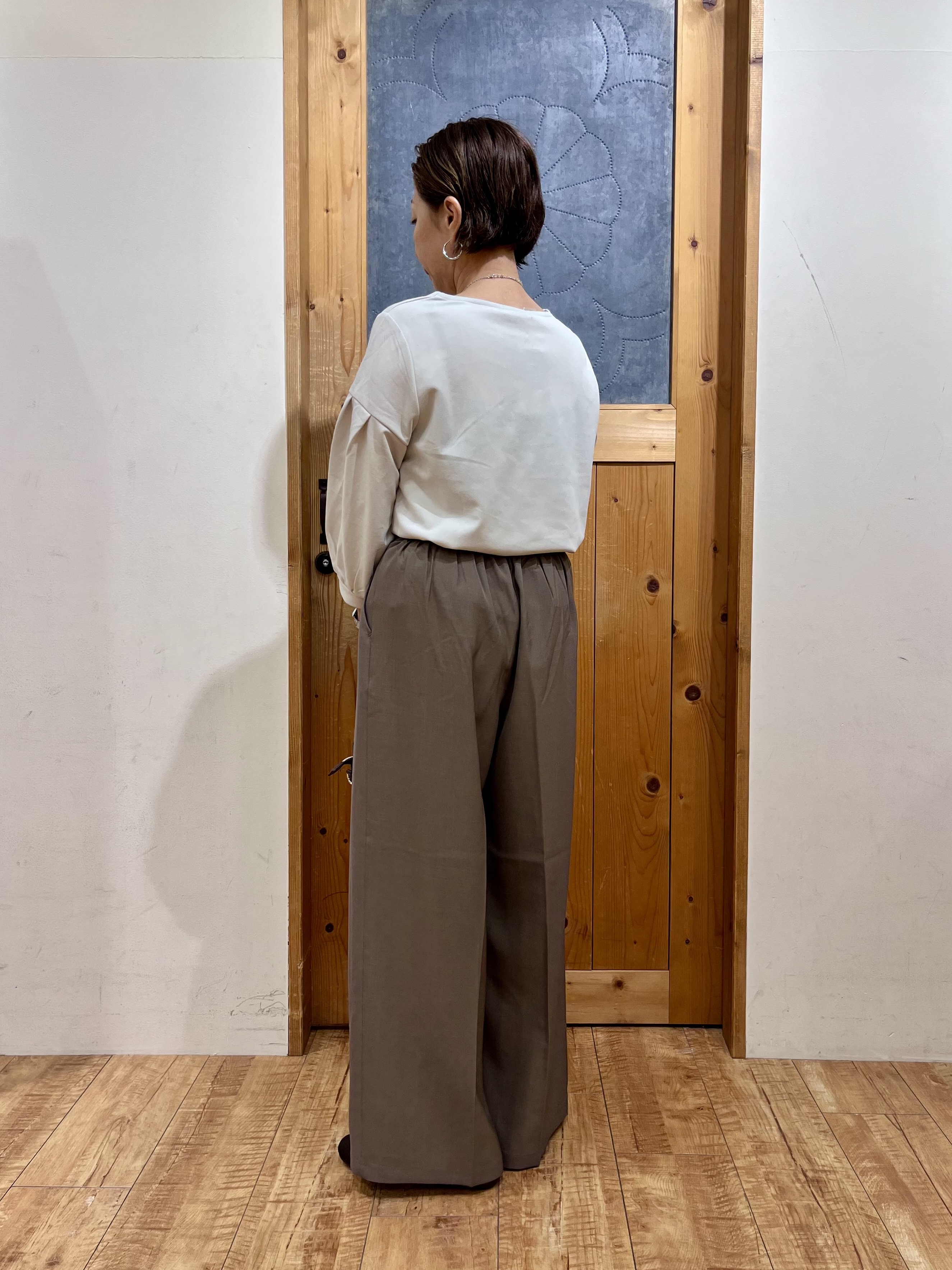 ゆみさんの「SHOO･LA･RUE｜【着丈選べる/2点セット/S-LL/洗濯機可】ネックレス付き 着心地さらり7分袖ブラウス」を使ったコーディネート