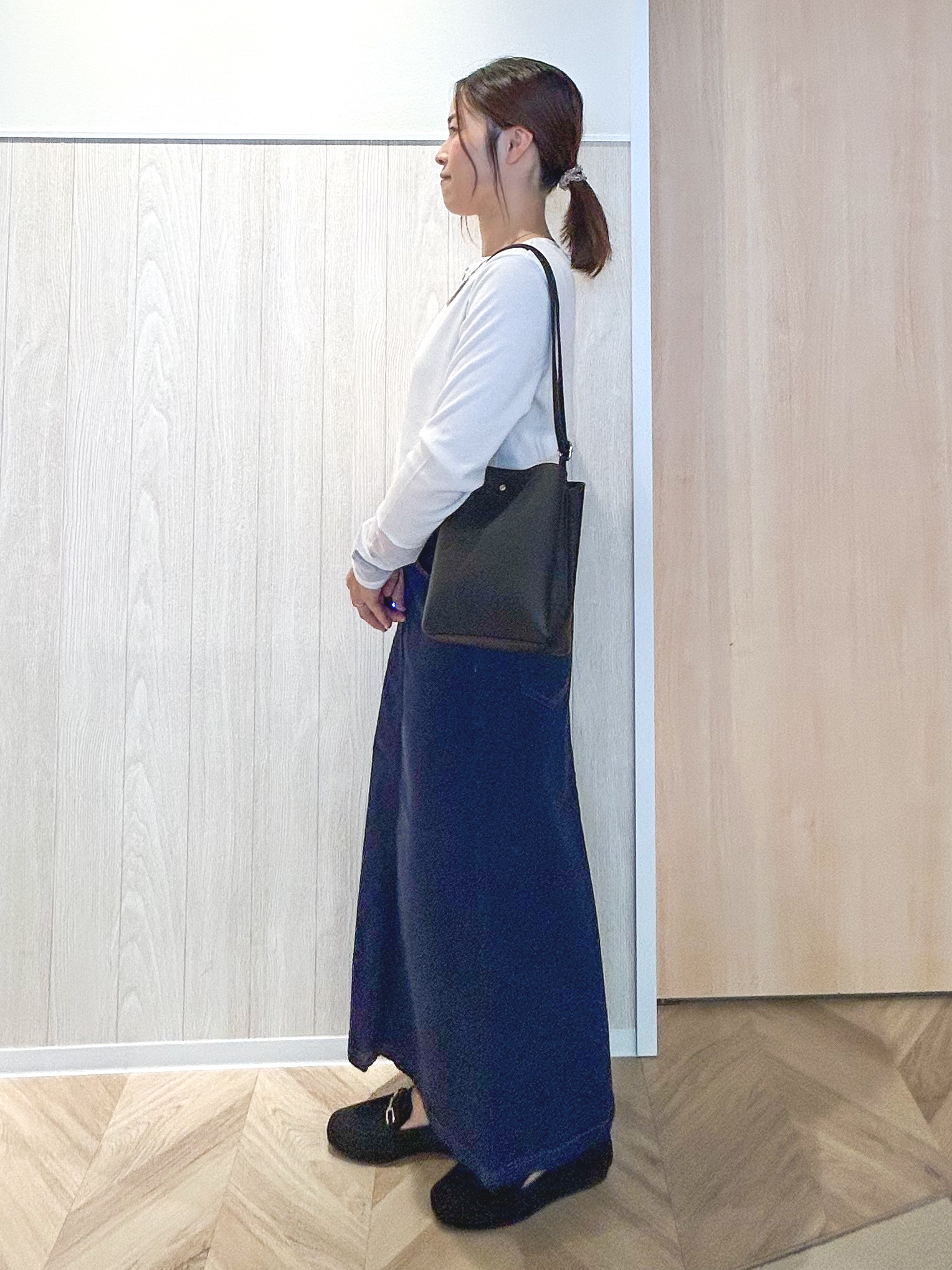 tomoさんの「SHOO･LA･RUE｜【洗濯後しわになりにくい/S-LL】キーネック金ボタンポケットシャツ」を使ったコーディネート