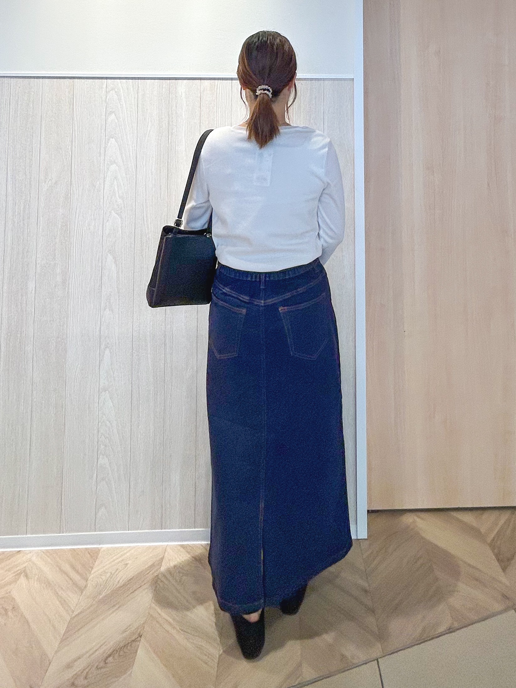 tomoさんの「SHOO･LA･RUE｜【洗濯後しわになりにくい/S-LL】キーネック金ボタンポケットシャツ」を使ったコーディネート