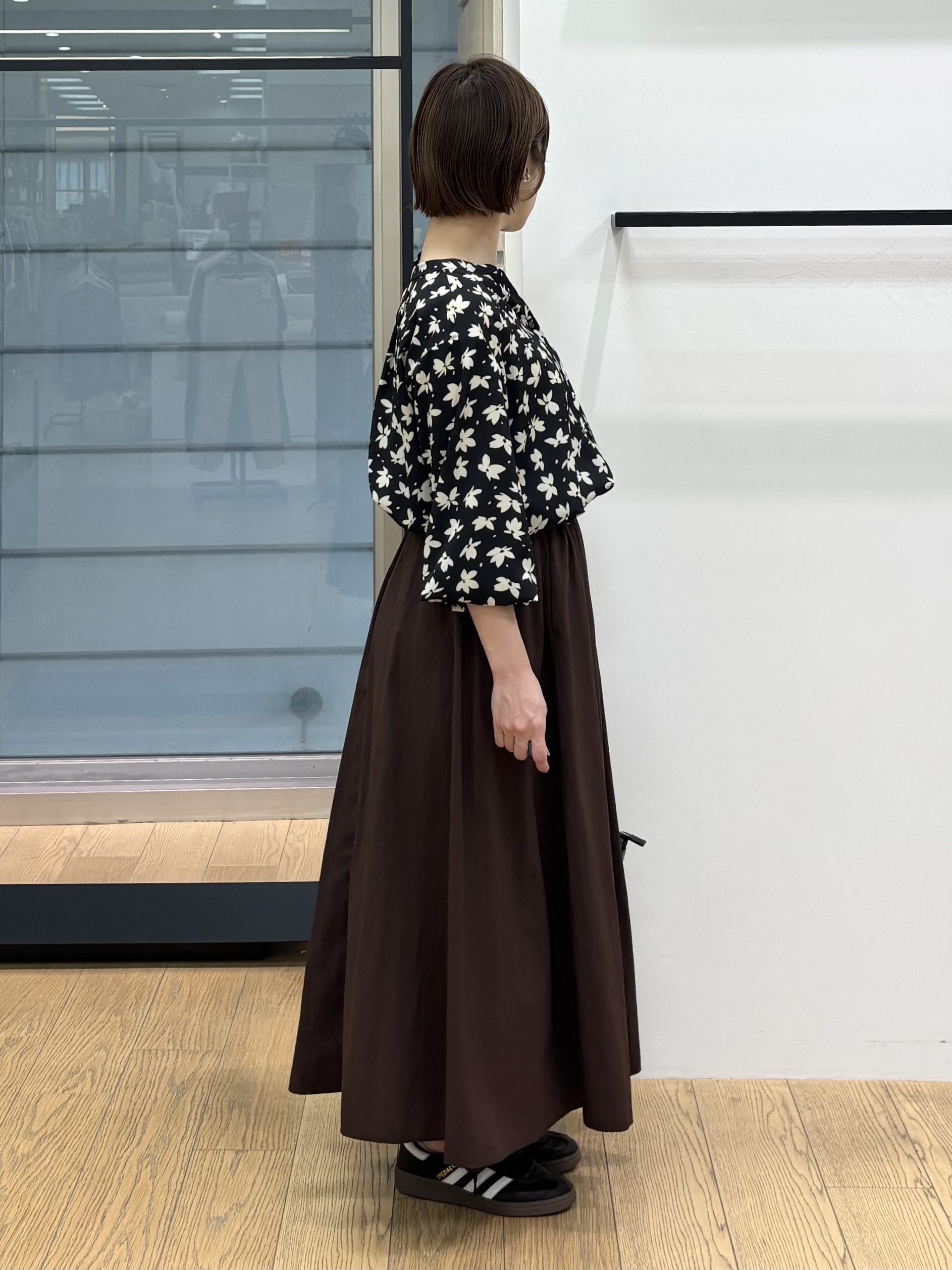 asamiさんの「INDIVI｜【着映え】モノトーンフラワー柄ブラウス」を使ったコーディネート