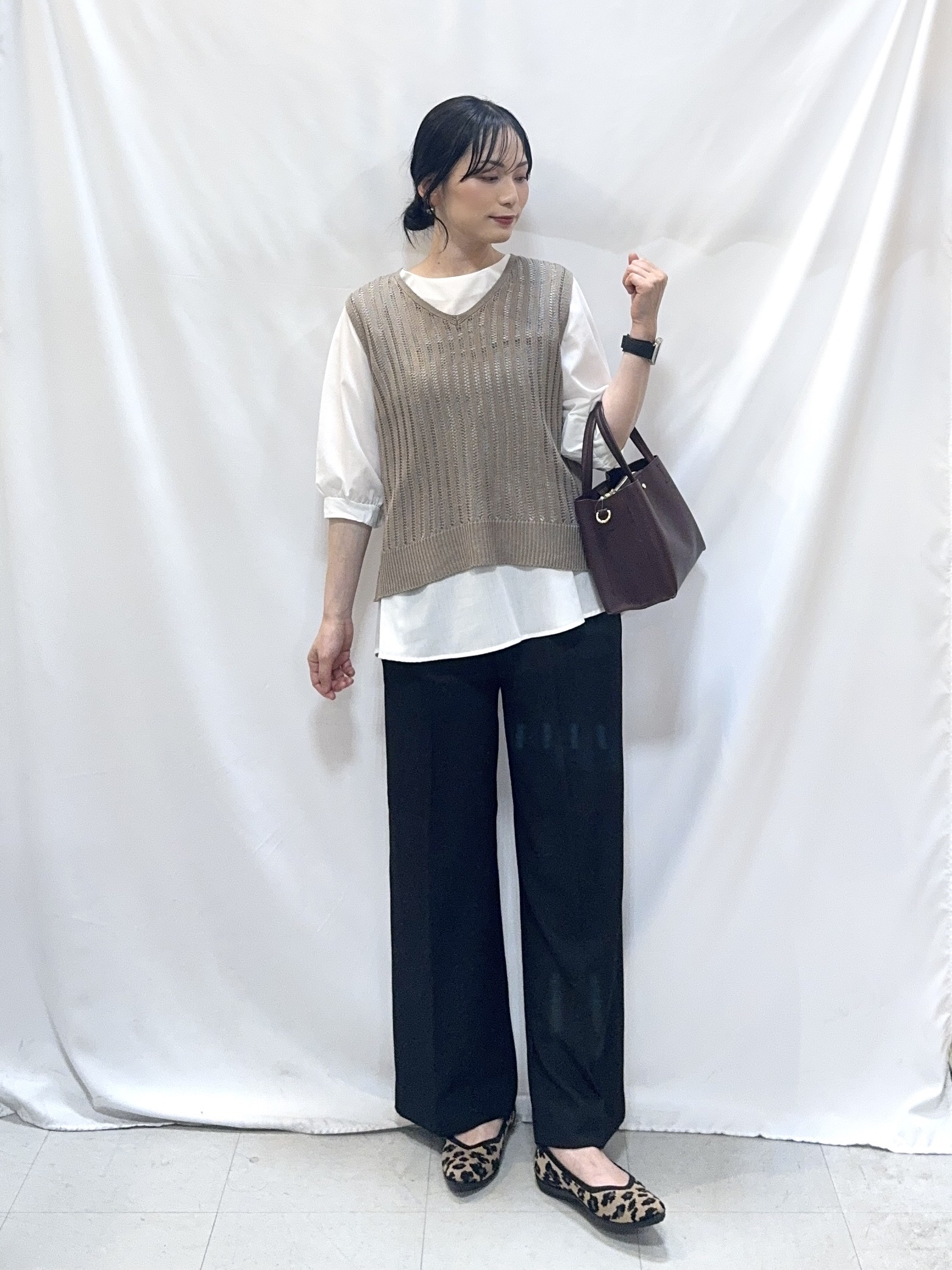 𝐇𝐢𝐫𝐨𝐦𝐢さんの「SHOO･LA･RUE｜【2点セット/洗濯機可/S-LL】透かし編みニットベスト＋5分袖シャツ」を使ったコーディネート