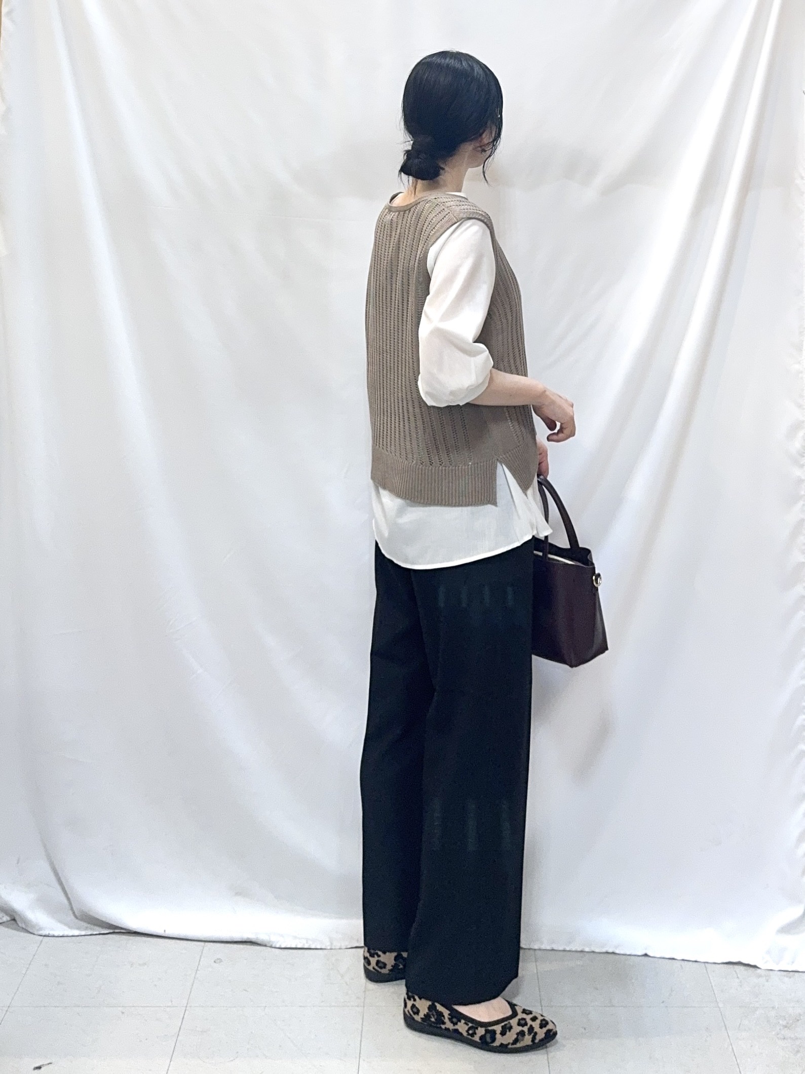 𝐇𝐢𝐫𝐨𝐦𝐢さんの「SHOO･LA･RUE｜【2点セット/洗濯機可/S-LL】透かし編みニットベスト＋5分袖シャツ」を使ったコーディネート