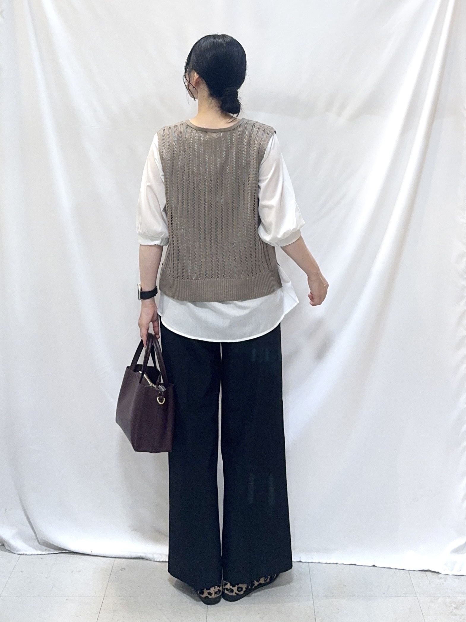 𝐇𝐢𝐫𝐨𝐦𝐢さんの「SHOO･LA･RUE｜【2点セット/洗濯機可/S-LL】透かし編みニットベスト＋5分袖シャツ」を使ったコーディネート