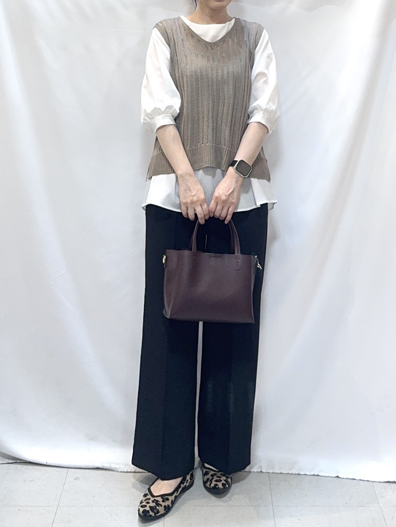 𝐇𝐢𝐫𝐨𝐦𝐢さんの「SHOO･LA･RUE｜【2点セット/洗濯機可/S-LL】透かし編みニットベスト＋5分袖シャツ」を使ったコーディネート