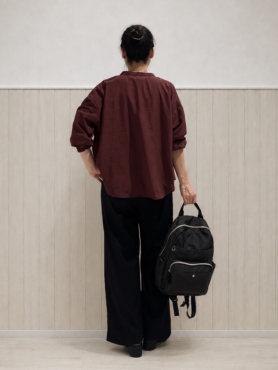 まつみさんの「SHOO･LA･RUE｜【洗濯後しわになりにくい/S-LL】キーネック金ボタンポケットシャツ」を使ったコーディネート