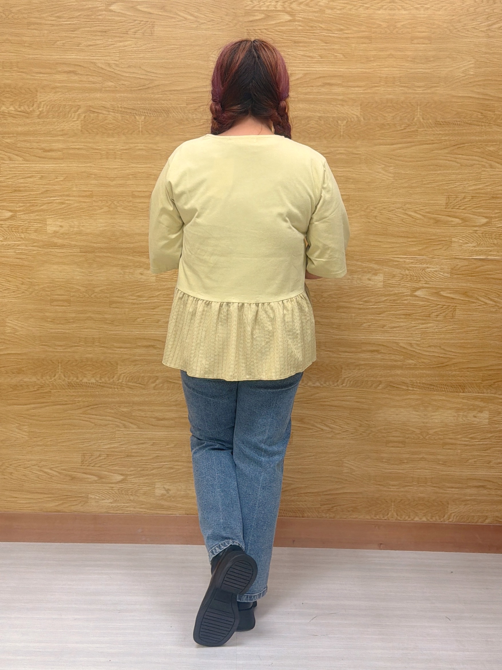 ぁむさんの「SHOO･LA･RUE｜【S-LL】自然に体型カバー 裾切替 ペプラム刺繍Tシャツ」を使ったコーディネート