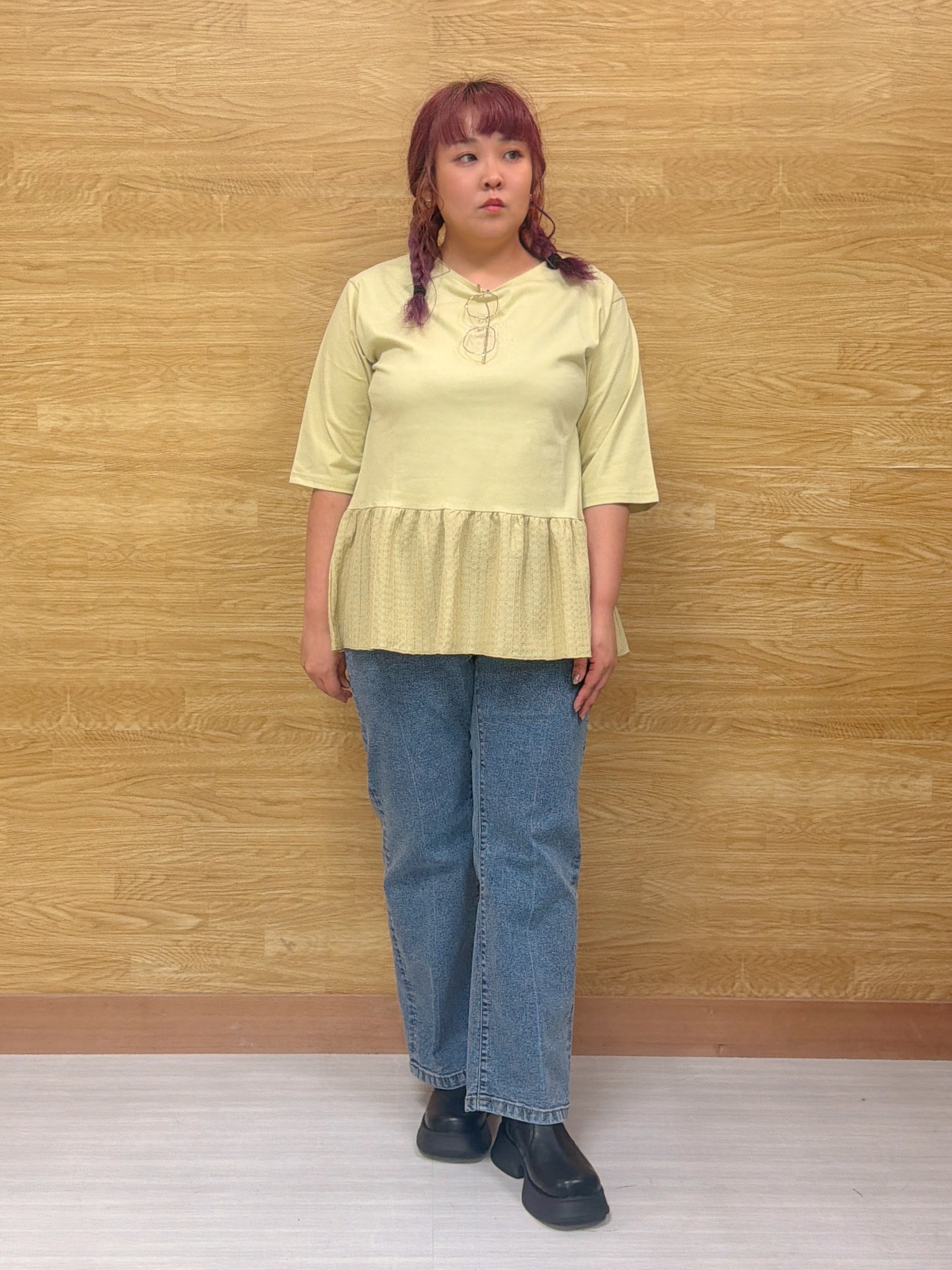 ぁむさんの「SHOO･LA･RUE｜【S-LL】自然に体型カバー 裾切替 ペプラム刺繍Tシャツ」を使ったコーディネート