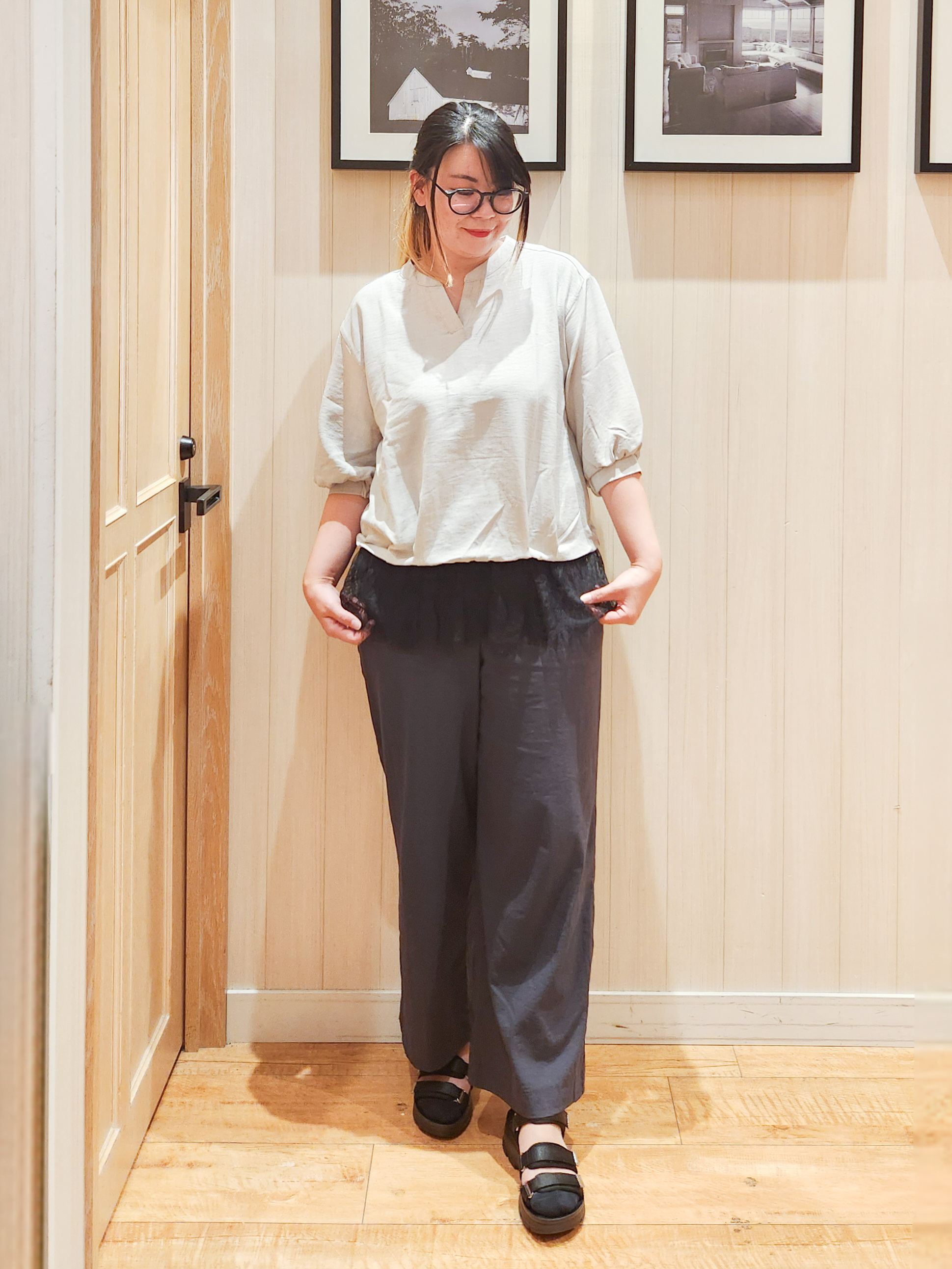 れーやんさんの「SHOO･LA･RUE｜【S-LL】裾レースで女性らしさをプラス レイヤード風 タックスキッパーブラウス」を使ったコーディネート