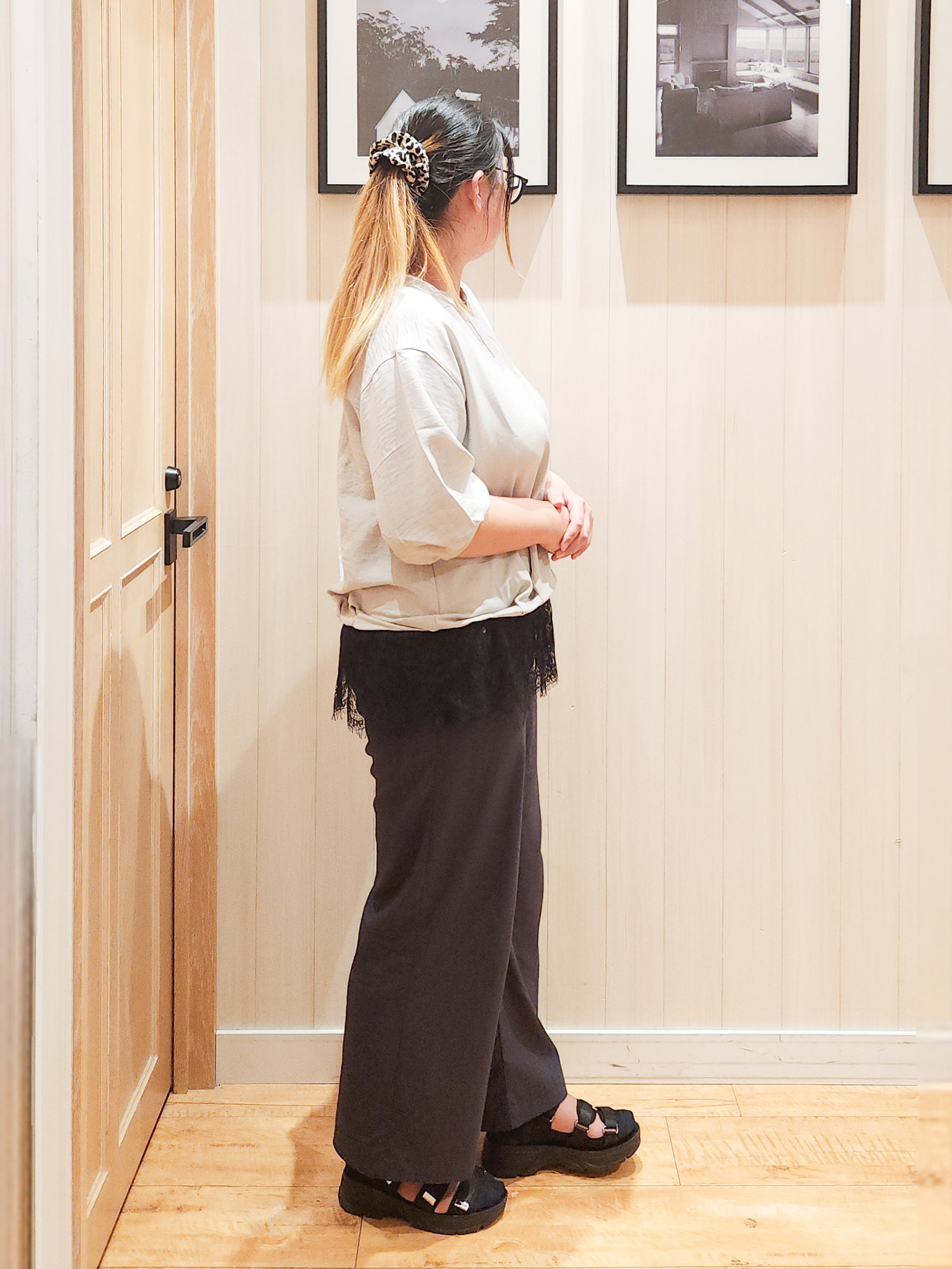 れーやんさんの「SHOO･LA･RUE｜【S-LL】裾レースで女性らしさをプラス レイヤード風 タックスキッパーブラウス」を使ったコーディネート