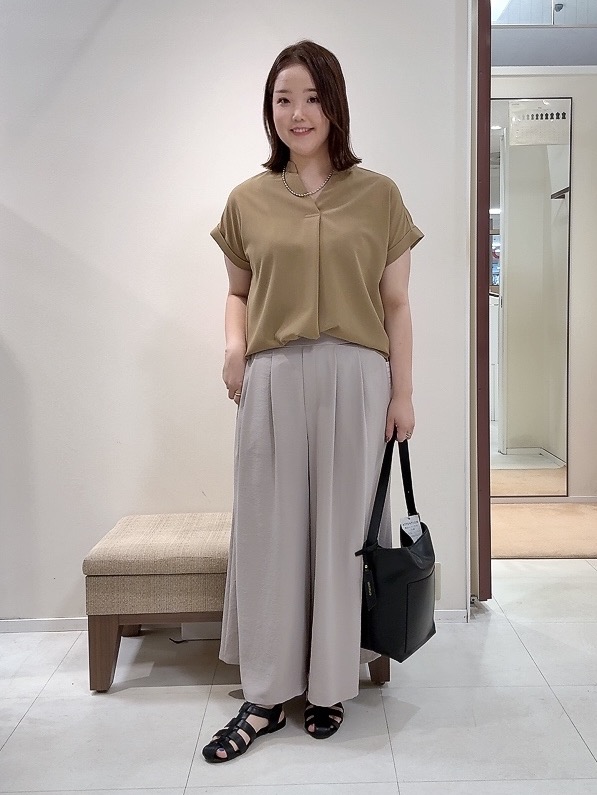 YUIさんの「UNTITLED｜【残暑も快適/セットアップ可/接触冷感】エアリークールブラウス」を使ったコーディネート