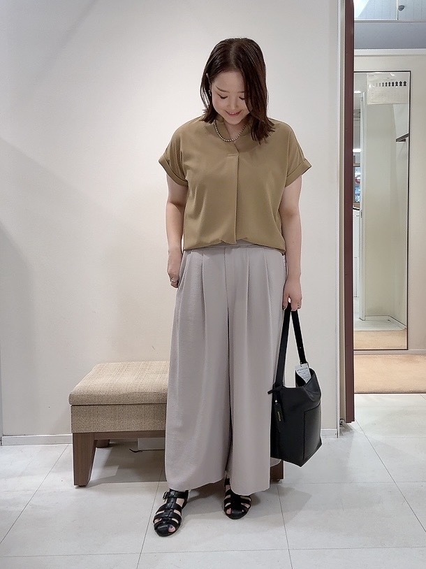 YUIさんの「UNTITLED｜【残暑も快適/セットアップ可/接触冷感】エアリークールブラウス」を使ったコーディネート