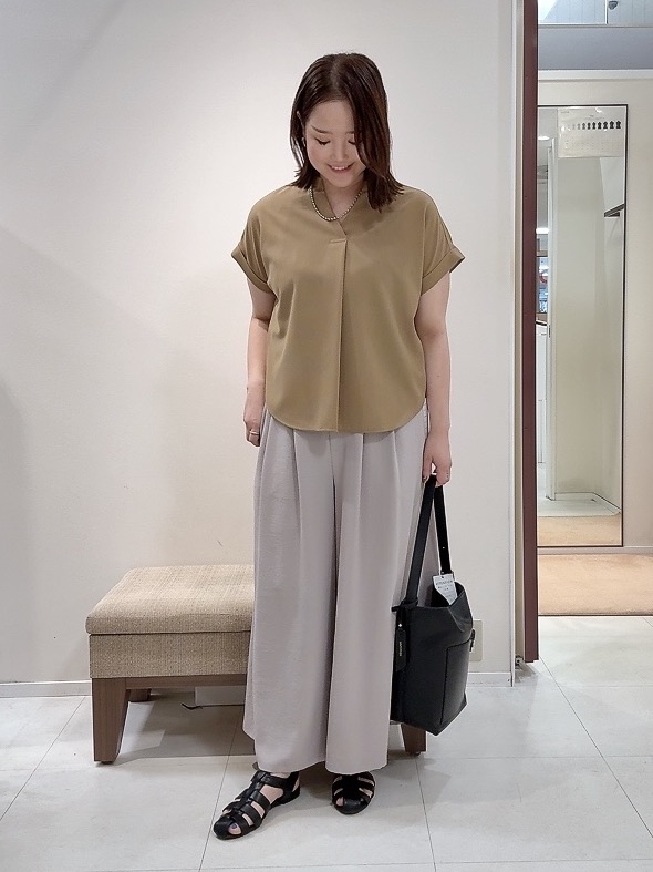 YUIさんの「UNTITLED｜【残暑も快適/セットアップ可/接触冷感】エアリークールブラウス」を使ったコーディネート