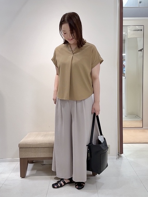 YUIさんの「UNTITLED｜【残暑も快適/セットアップ可/接触冷感】エアリークールブラウス」を使ったコーディネート