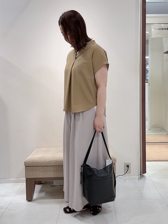 YUIさんの「UNTITLED｜【残暑も快適/セットアップ可/接触冷感】エアリークールブラウス」を使ったコーディネート